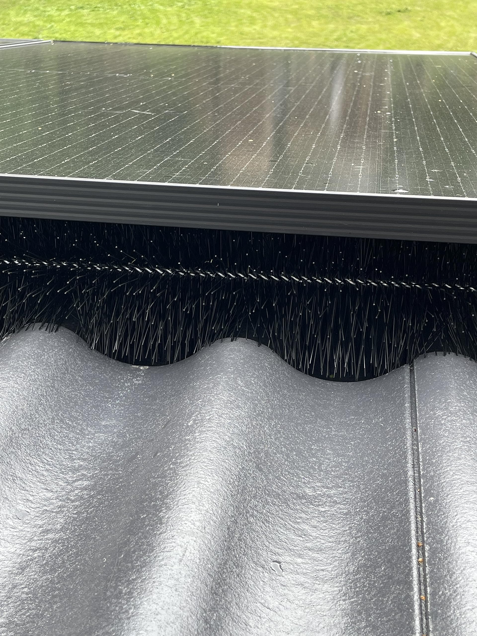 Spazzola per grondaia 120 cm, Ø 12 cm, (25m) | Resistente ai raggi UV | Protezione fogliare | Protezione contro le martore, grondaia | Installazione semplice | protezione del pannello solare