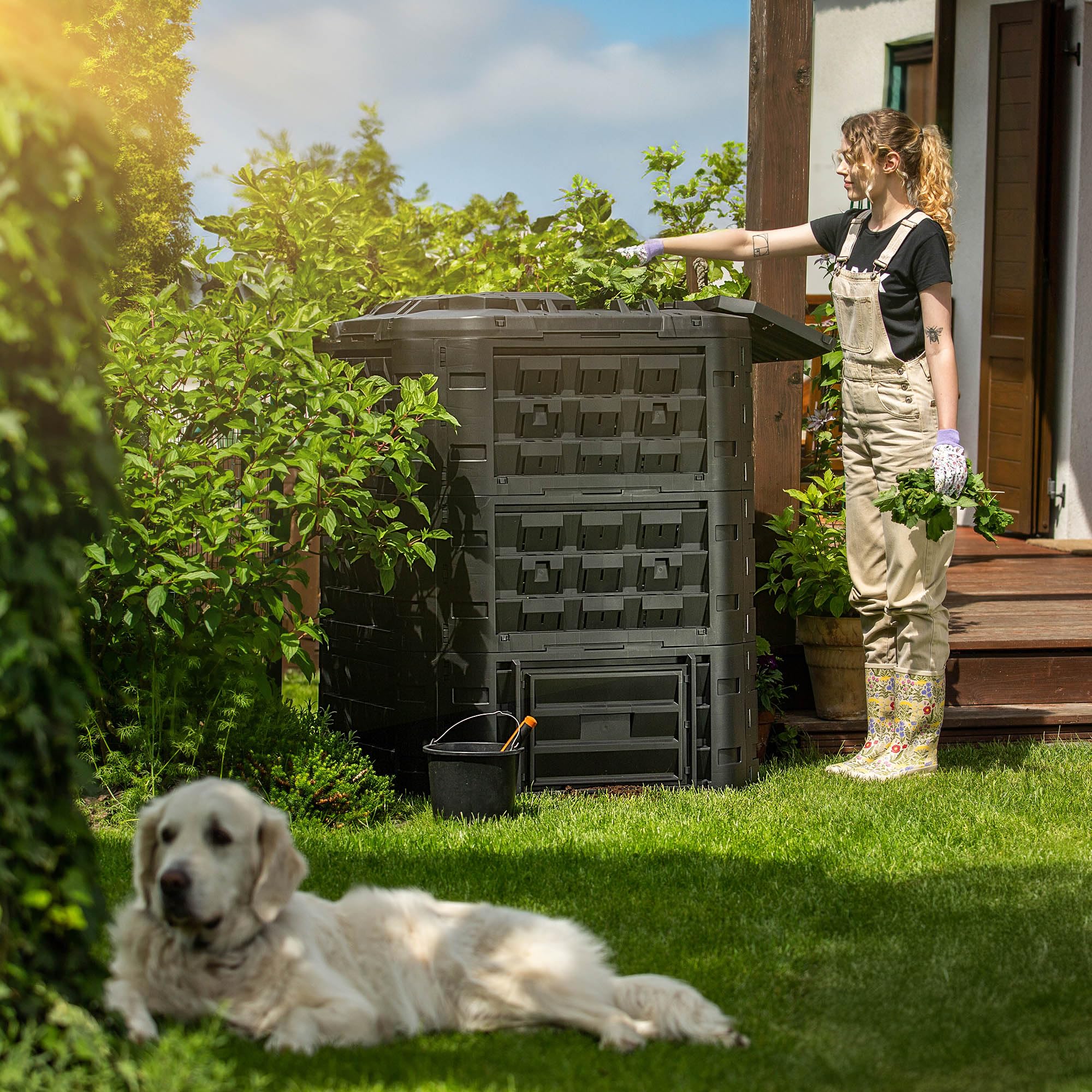 KADAX Compostiera modulare per rifiuti da giardino, compostiera da giardino in plastica, bidone di compostaggio con ventilazione e irrigazione, contenitore per compost, compostiera rapida (nero 950 L)