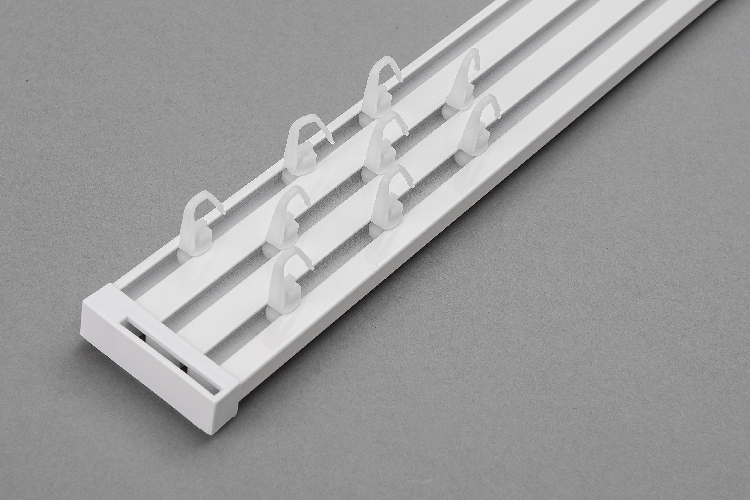 Rollmayer ALU Gardinenschiene zur Deckenbefestigung für Gardinen Vorhänge und Schiebevorhänge als stabile Aluminium Vorhangschiene in glänzend Weiß (3-läufig 140cm - mit Faltenlegehaken)