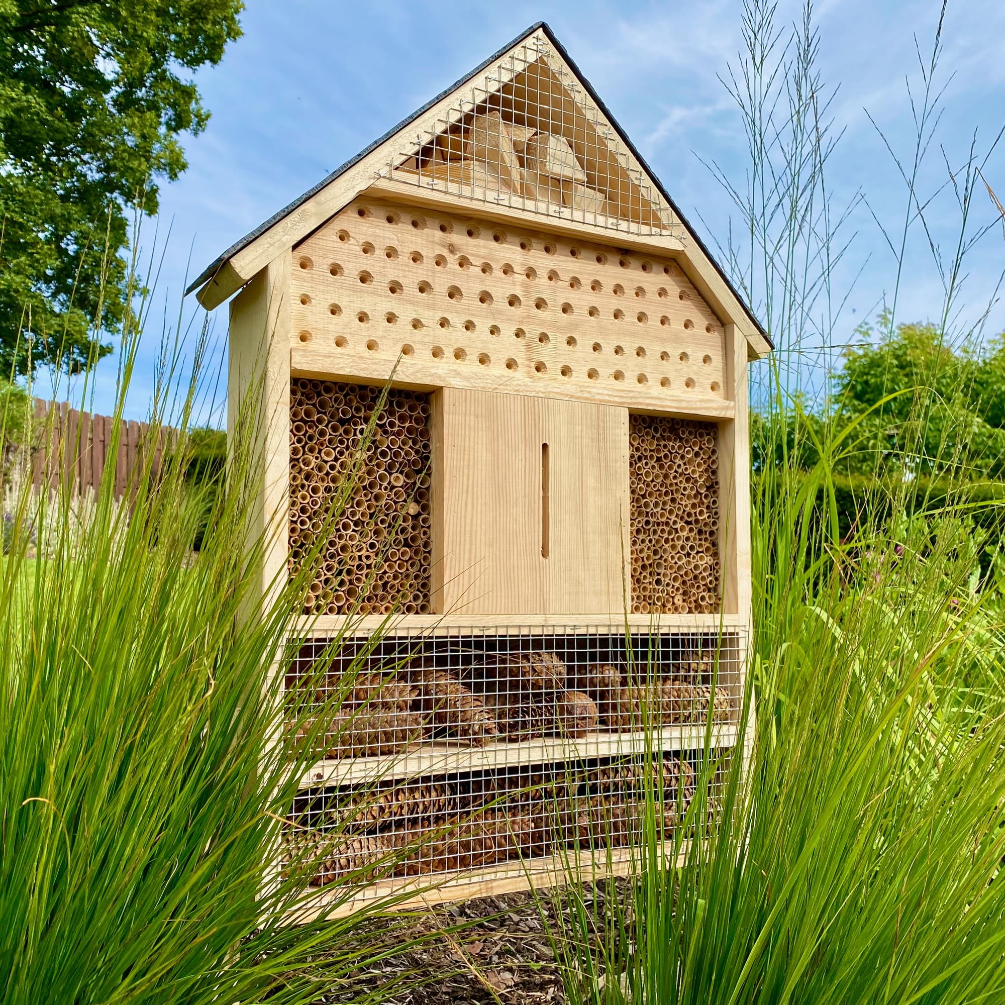 GARTENETAGE Insektenhotel XXL mit Schieferdach/Naturbelassenes, massives Insektenhaus & Bienenhotel/Insektenhotel zum Aufstellen mit Pfählen, witterungsbeständig/Marienkäferhaus, Schmetterlingshaus
