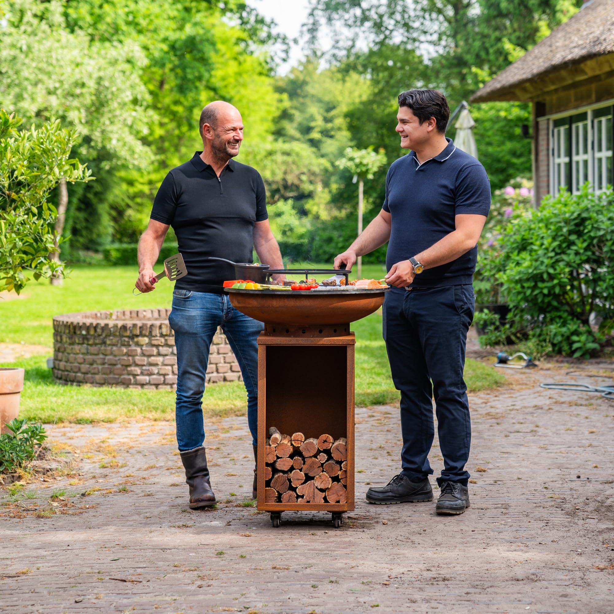 Barbecue Plancha Camarada in acciaio Corten 2.0, con attizzatoio in legno e contenitore in legno, diametro: 70 cm