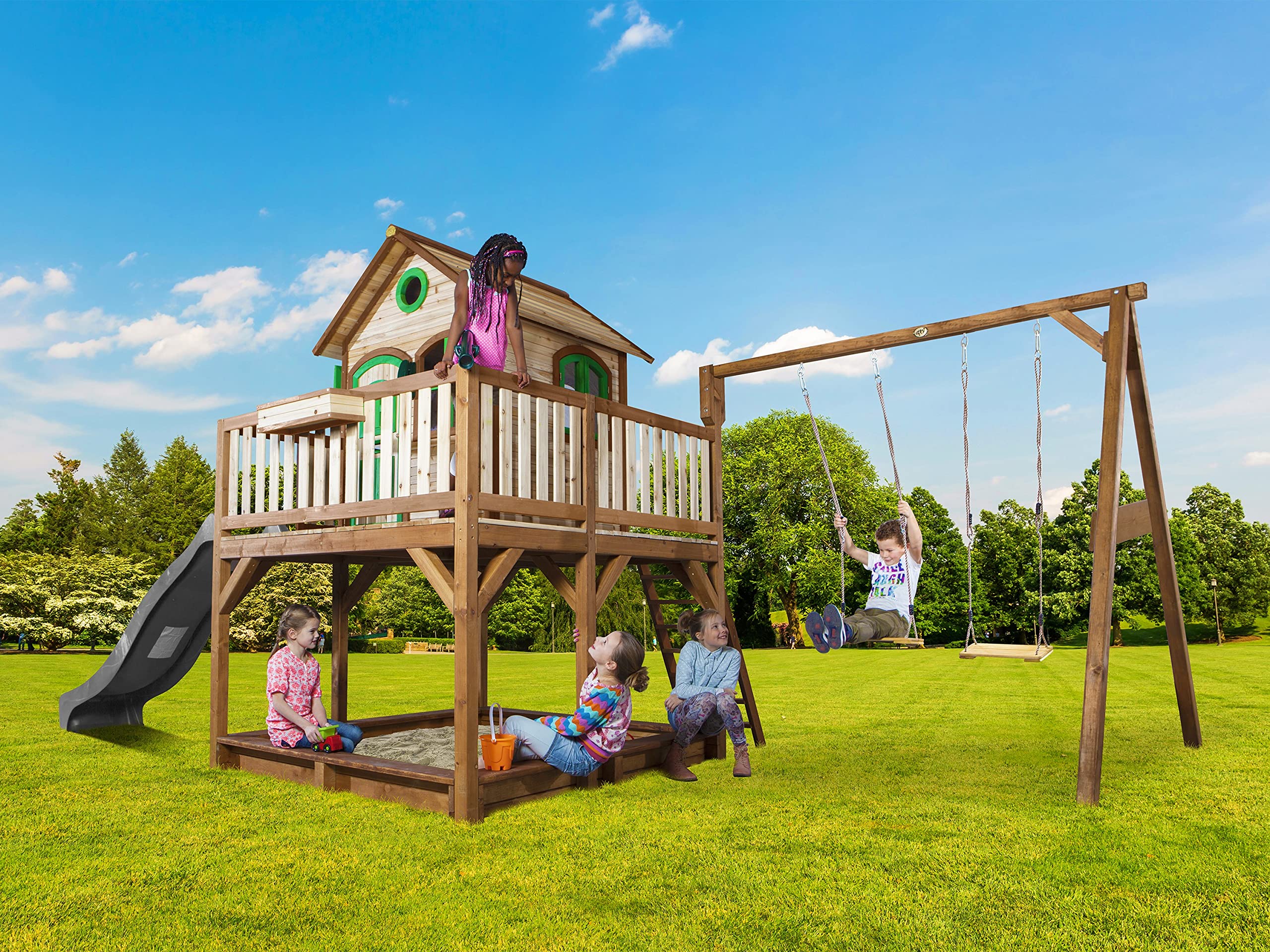 AXI Spielhaus Liam mit Sandkasten, Doppelschaukel & Grauer Rutsche | Stelzenhaus XXL in Braun & Grün aus FSC Holz für Kinder | Spielturm mit Wellenrutsche für den Garten
