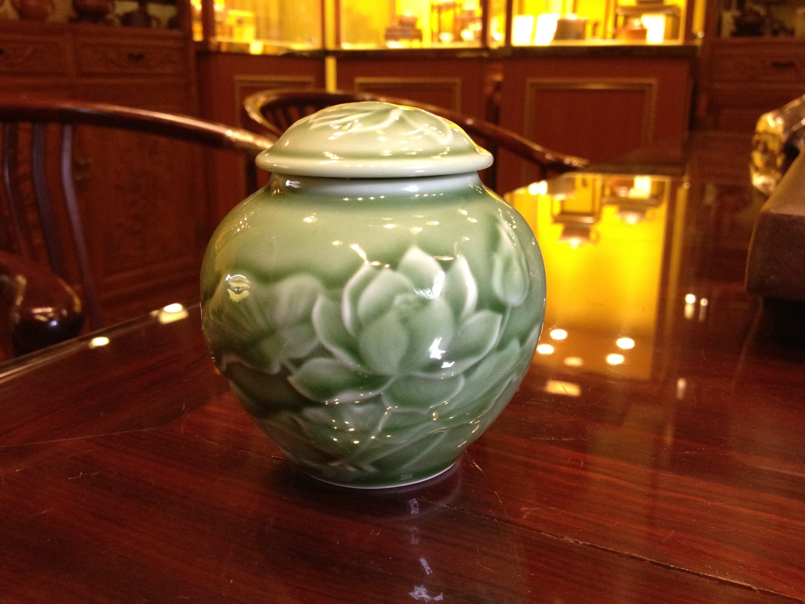 Top Grade Chinese Porcelain Canister/ Ceramic Gift (Green/lotus)