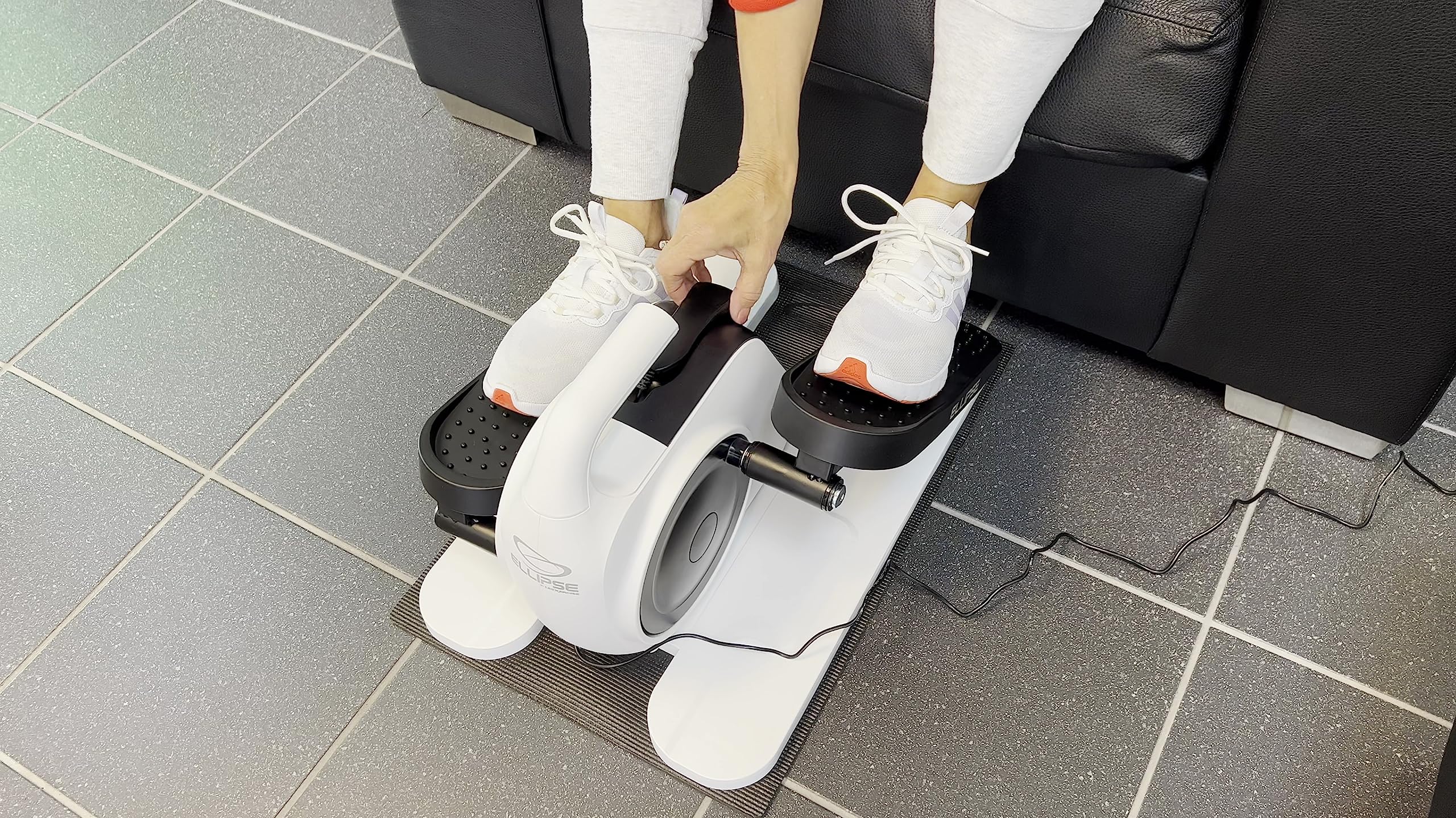 MYBO TV Ellipse - Vélo Élliptique Assis Motorisé - Brisez la Sédentarité - Renforcez Vos Jambes - Stimulez Votre Circulation - Compact et Facile à Utiliser - Vu à la Télé, Noir