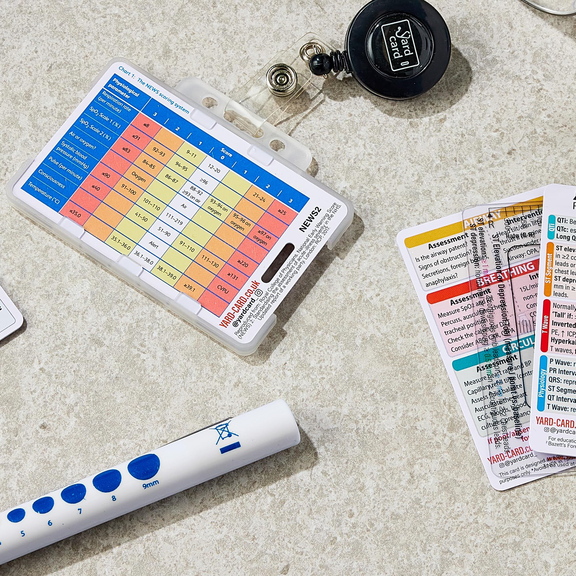 YardCard Set di 12 Carte Essenziali per Cravatta (Dimensione Tessera ID) con Supporto e Bobina Retrattile per Infermieri, Studenti Infermieri, Medici, Paramedici, Studenti di Medicina