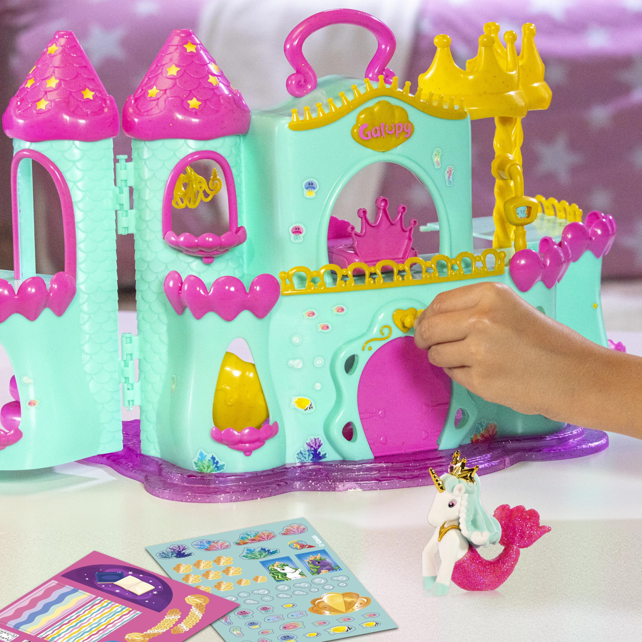 GALUPY Mermaid Magic Castle zestaw do zabawy z zamykanym zamkiem, 1 x figurka jednorożca z płetwą syrenki i wieloma akcesoriami