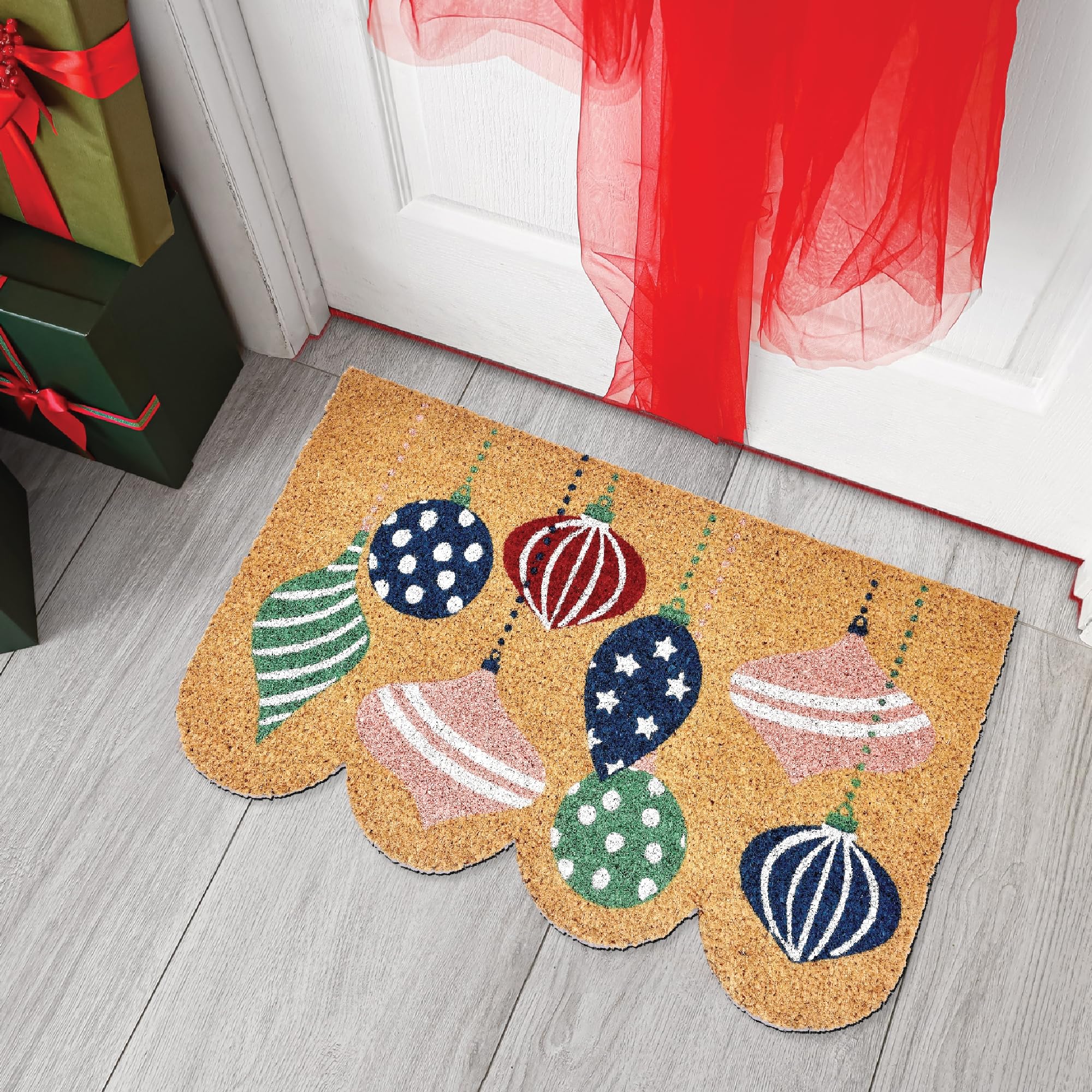Comart - Zerbino Christmas - 40x70 cm - in Cocco - Sagomato con Disegni Natalizi – Tappeto per Ingresso Esterno o Interno - Antiscivolo - Decorazione per le Feste - Regalo per la Casa – Palline Natale