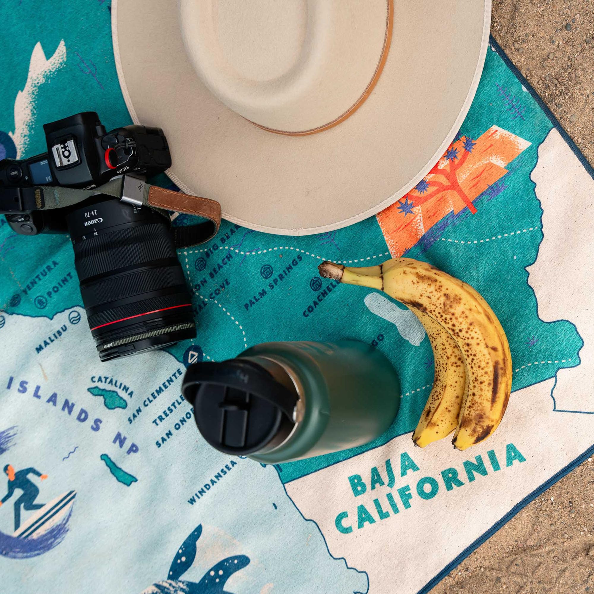Nomadix Original-Handtuch, perfekt für Strand, Pool, Reisen, Camping, Yoga, hergestellt aus recycelten Materialien, super saugfähig, sandabweisend, Kalifornien-Karten-Handtuch, 72,5 x 30 cm