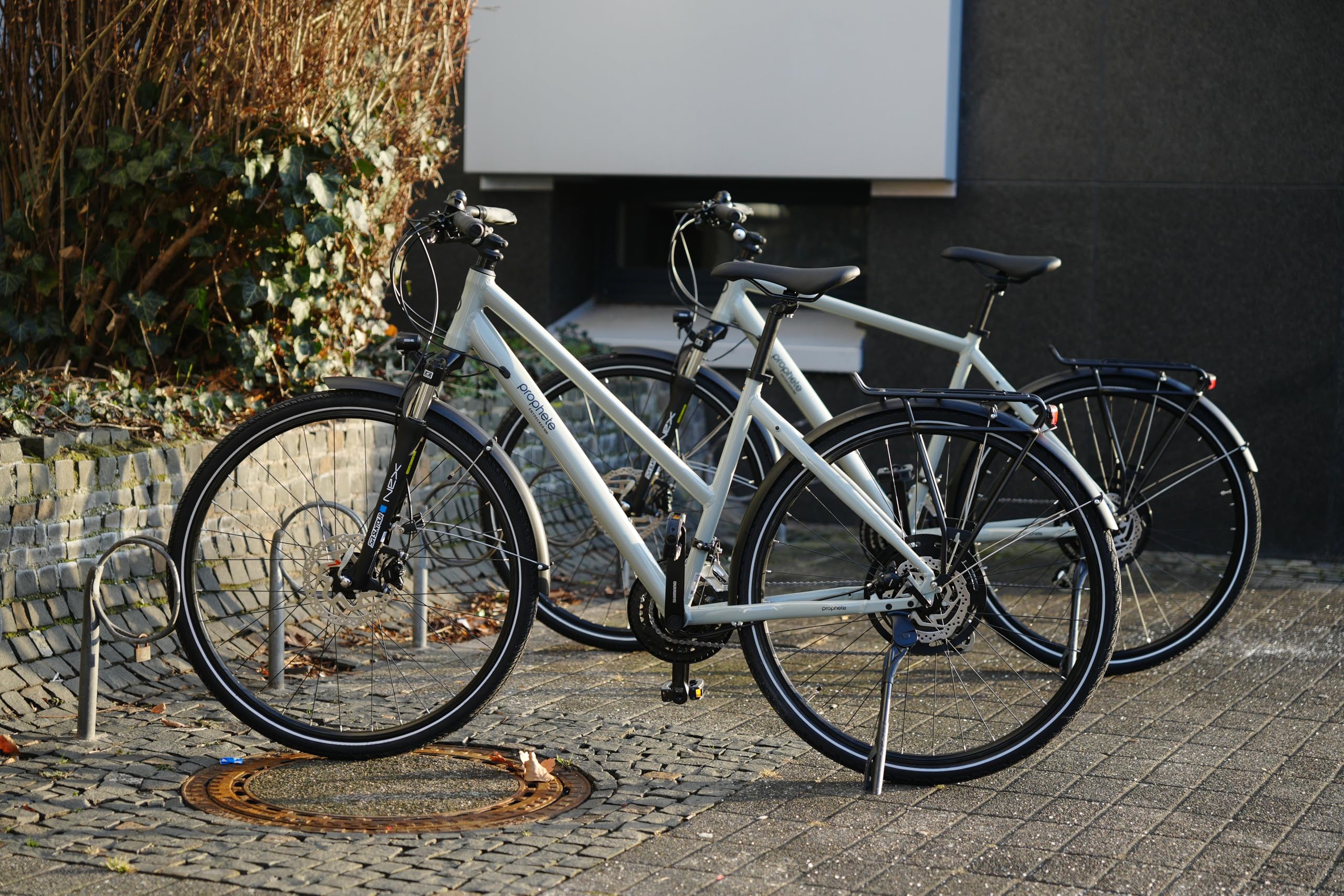 PROPHETE ENTDECKER 500 28 Zoll Trekkingbike mit Altus 24 Gang Kettenschaltung hydraulischen MT200 Scheibenbremsen 40 Lux LED Beleuchtung Alu Suntour NEX Federgabel grau