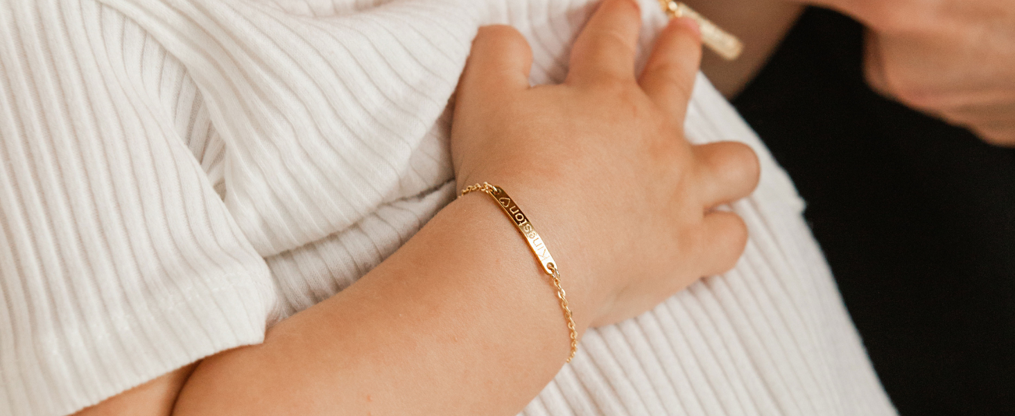 Baby Name Bar ID Bracelet Gold Plated Personalized Baby Gifts 16k Gold Dainty Hand Stamp Customized Newborn to Children First Birthday Great Gift