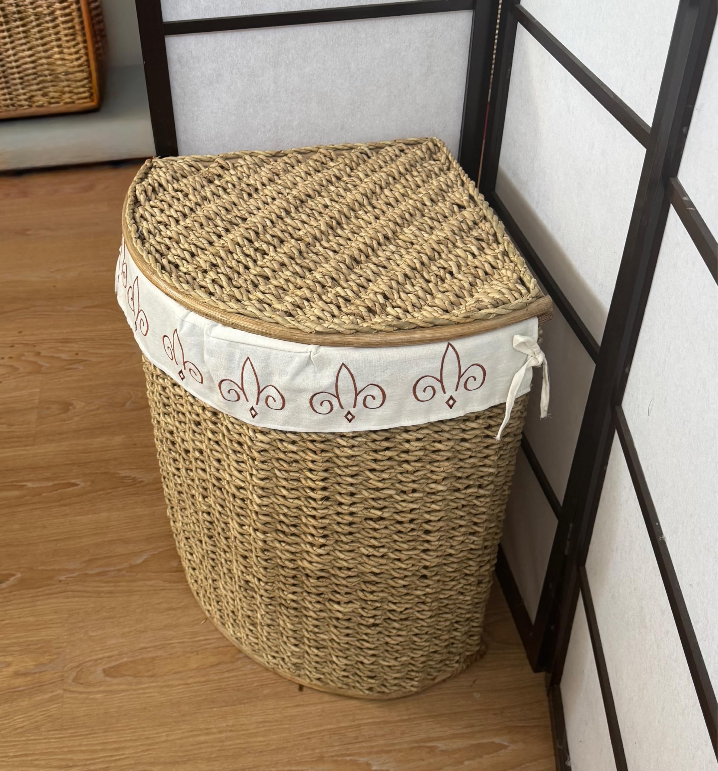 Portabiancheria ad Angolo in Fibra Naturale vimini 35x35x55 cm con Coperchio – Cesto Porta Biancheria con Fodera Interna in Cotone Rimovibile