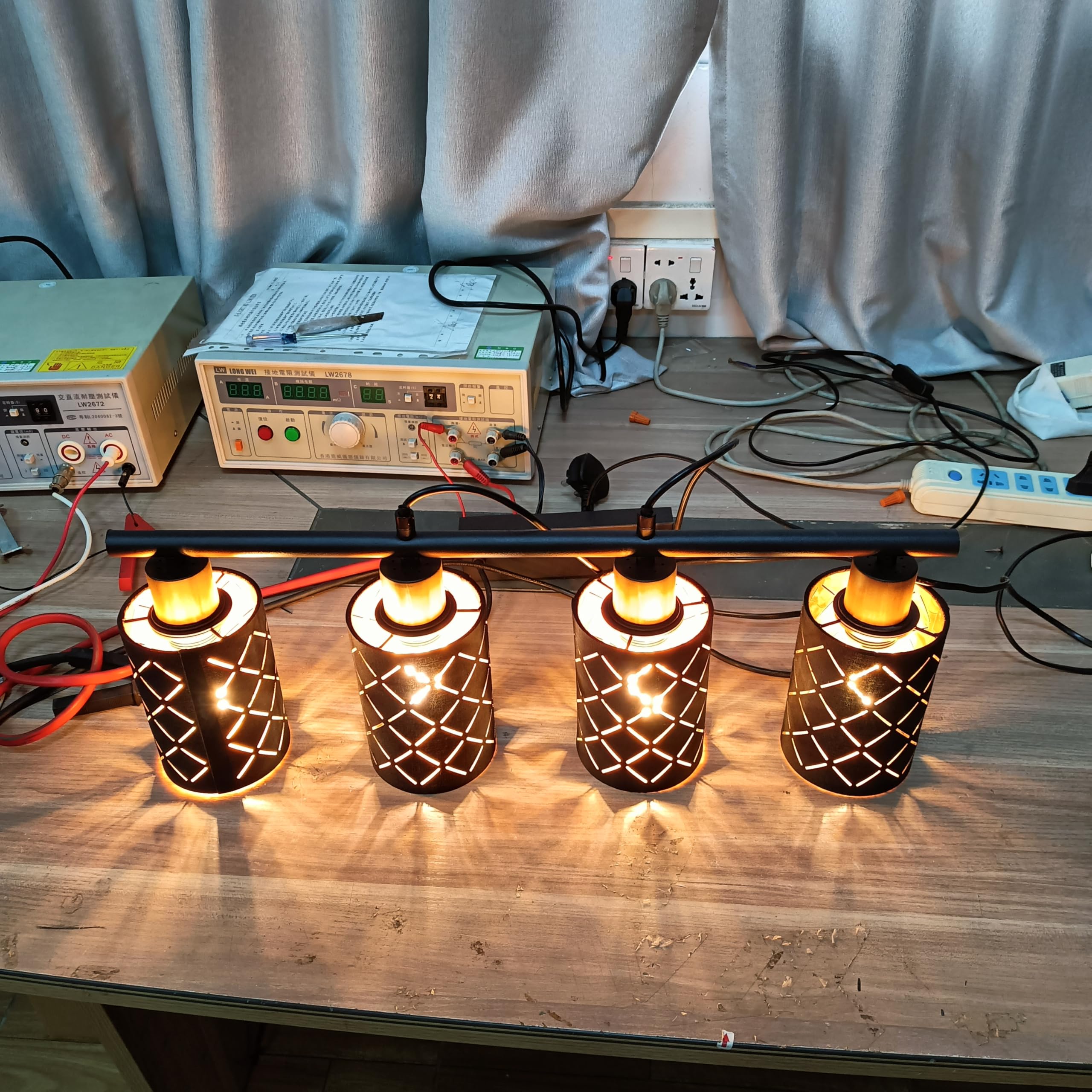 Pendelleuchte Esstisch 4 Flammig Schwarz, Hängelampe Esszimmer Höhenverstellbar, Vintage Esszimmerlampe E27 mit Laser-Cut Stoffschirmen, Modern Industrie Esstisch Hängeleuchte für Küche Wohnzimmer Bar