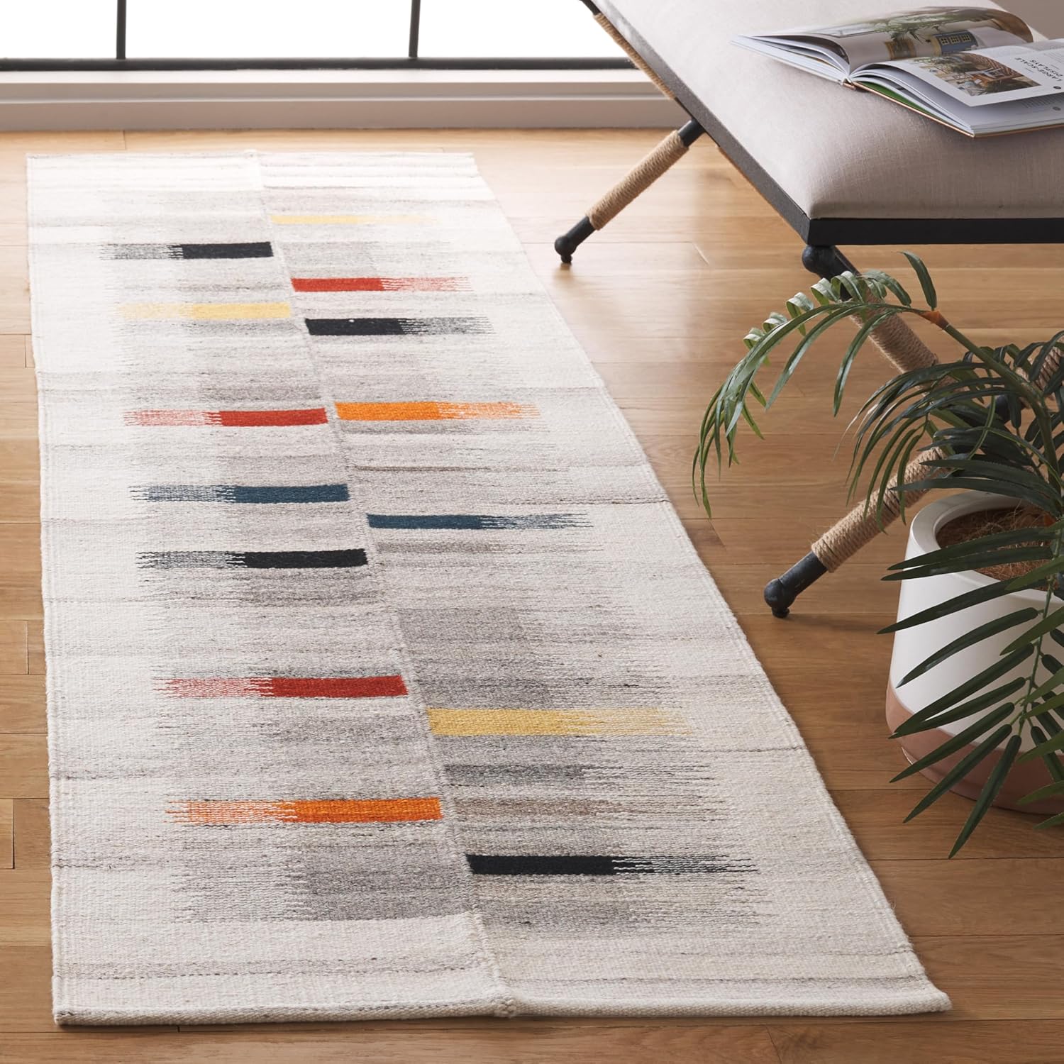SAFAVIEH Kilim Collection Runner Rug - 8' Runner, Ivory & Grey, Casual Design, Ideal for High Traffic Areas in Hallway, Bathroom & Kitchen (KLM976F-28)