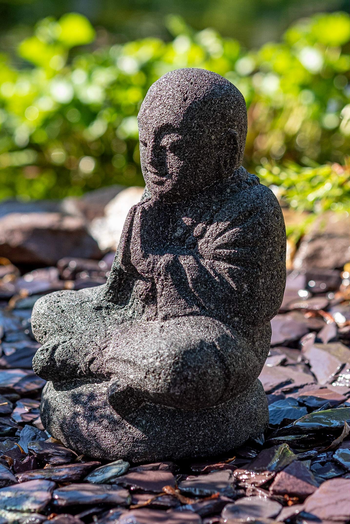 IDYL Chińska kamienna figurka mnicha Shaolin z kamienia wulkanicznego | mrozoodporna | wysokość 20 cm | czarna | figurka dekoracyjna do ogrodu i mieszkania | 550