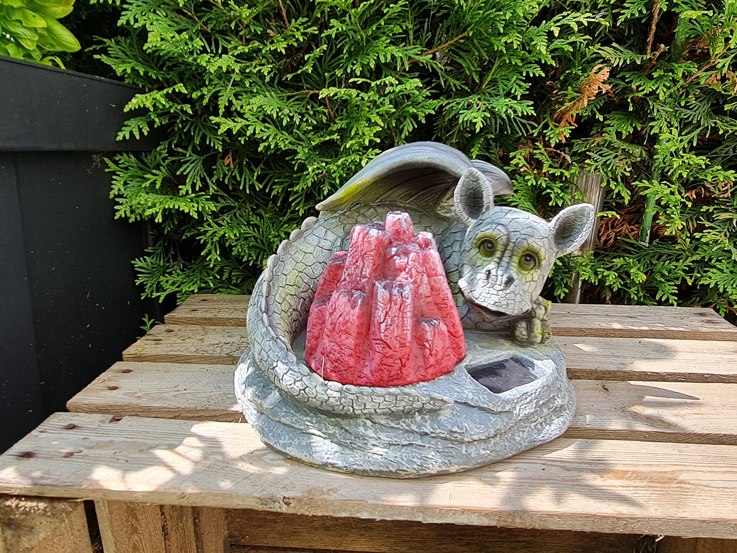Kremers Schatzkiste Drache am LED Lava Feuer 27 cm Gartenfigur Solar Deko Geschenk Polyresin Solarlicht