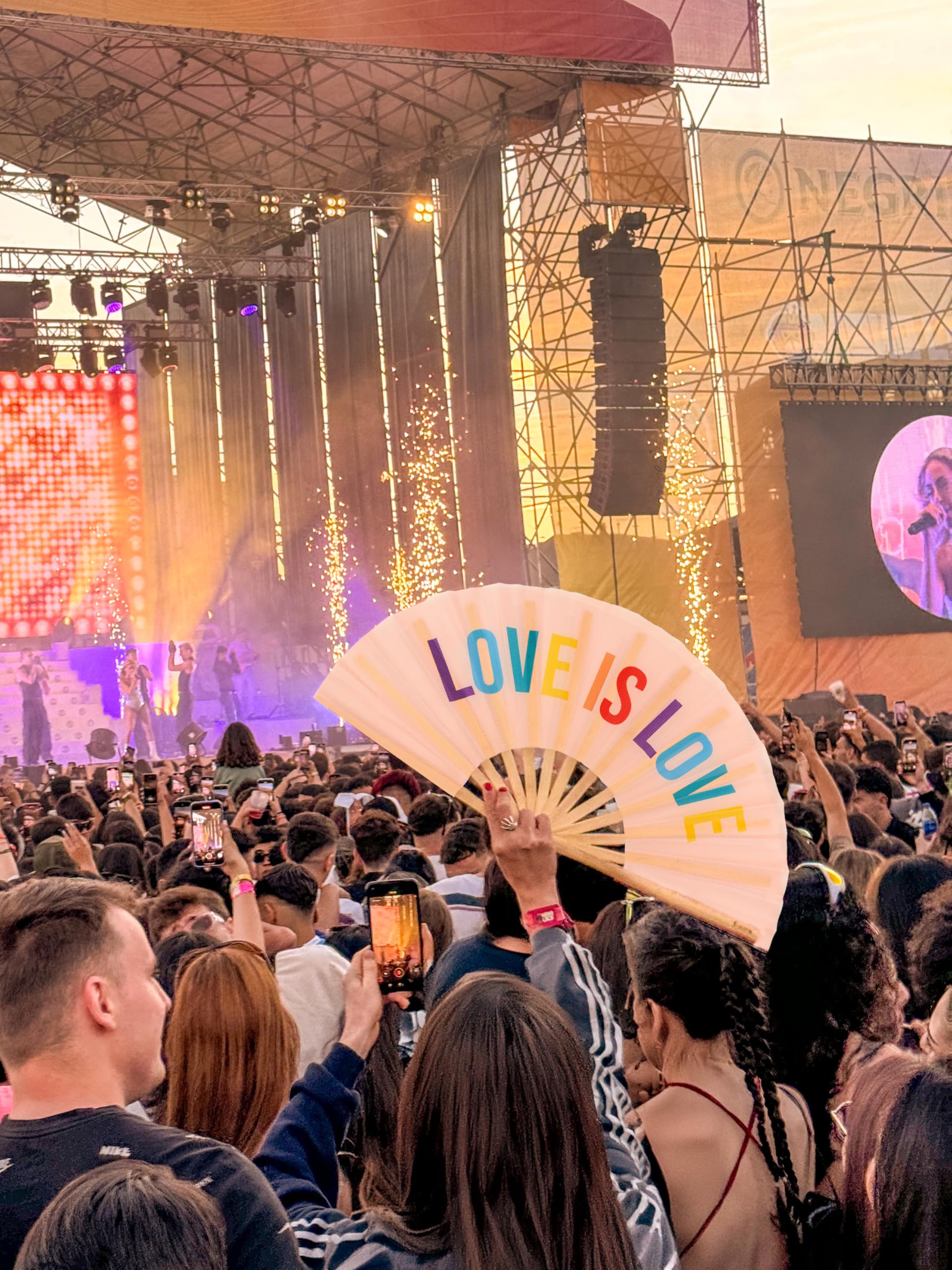Fisura - duży składany wachlarz "Love is Love". Oryginalny wachlarz z tęczowym przesłaniem XXL. Składany wachlarz bambusa. Wymiary: 64 x 33 cm.