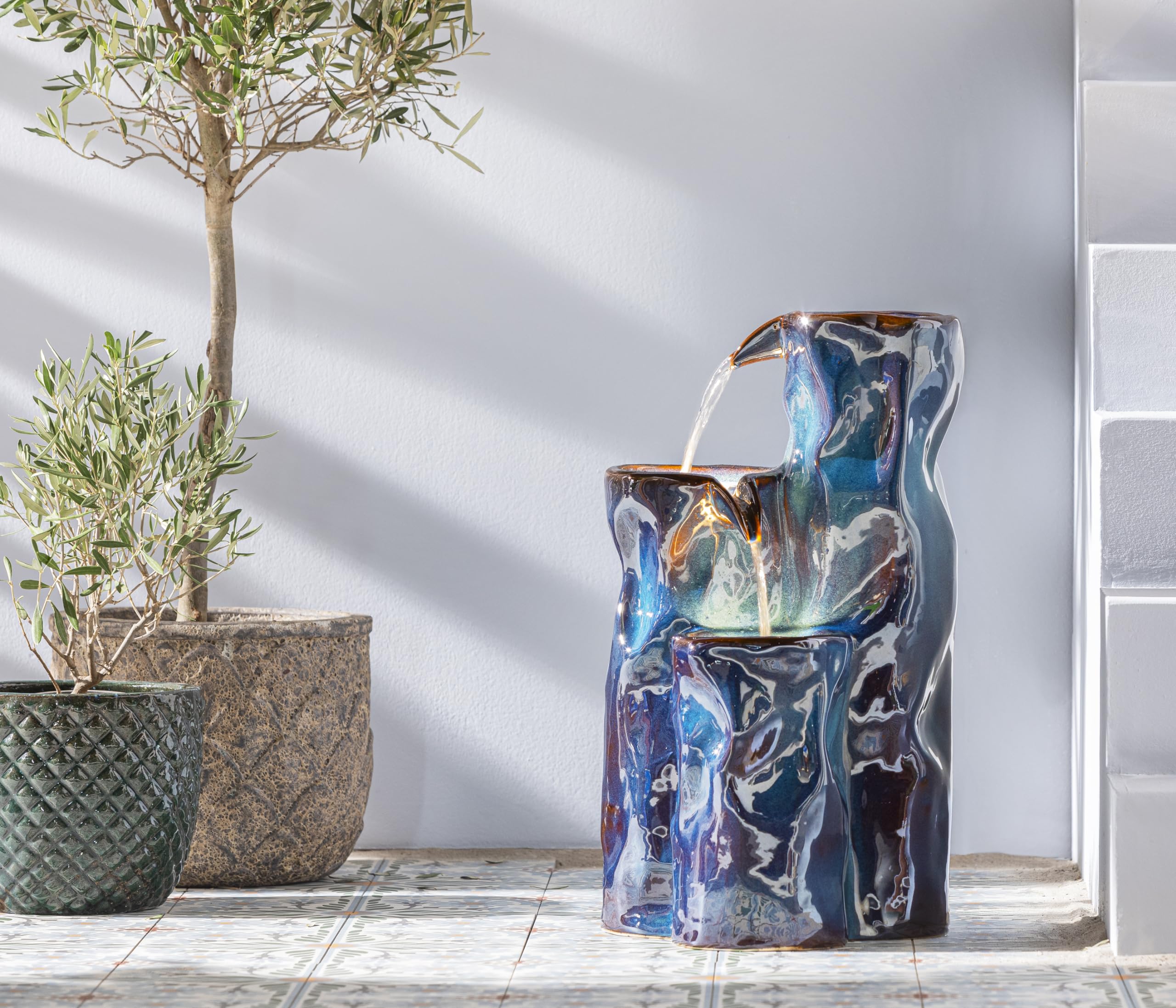 Dehner Gartenbrunnen Corso, mit LED Beleuchtung, frostbeständig, solarfähiger Brunnen für Außen, 38 x 34 x 64.5 cm, Keramik, blau