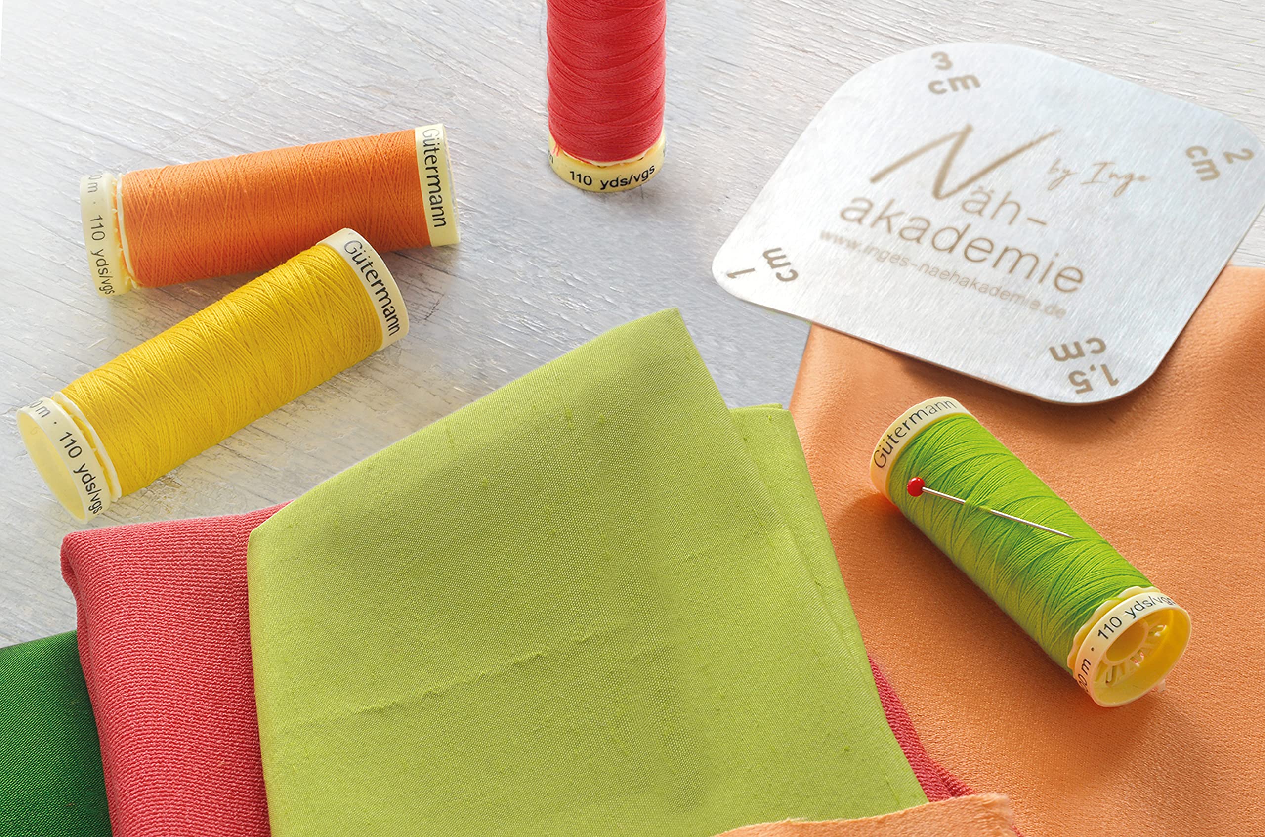 Gütermann creativ Set filo da cucito con 10 bobine Cucitutto 100 m nei colori preferiti di Inge + una sagoma da disegno e da stirare