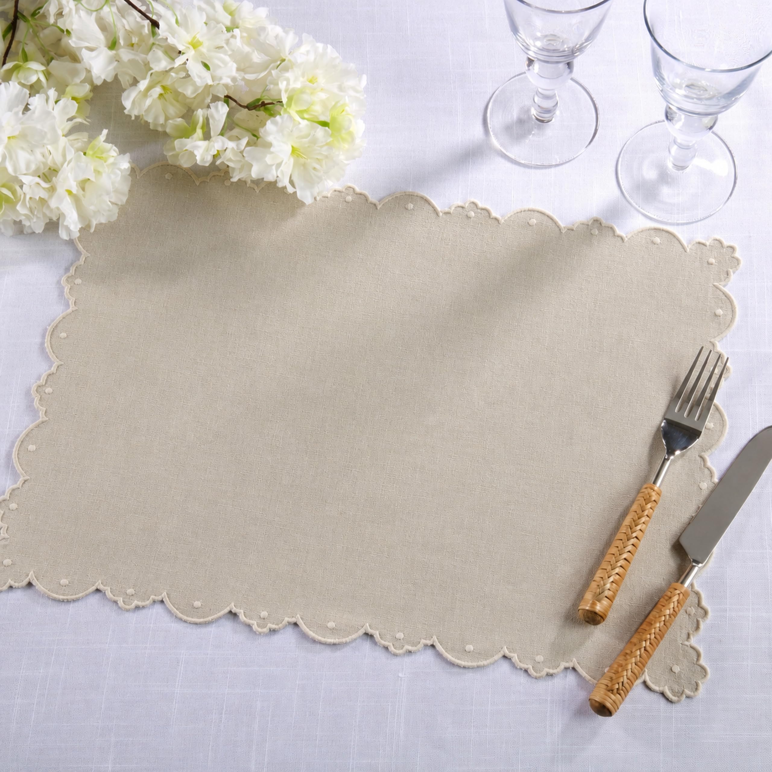 SARO Lifestyle Lot de 4 Sets de Table festonnés brodés en Lin mélangé – Sets de Table Quotidiens pour Salle à Manger décontractée, Tables superposées et décoration de Table intemporelle, 35,6 x 50,8