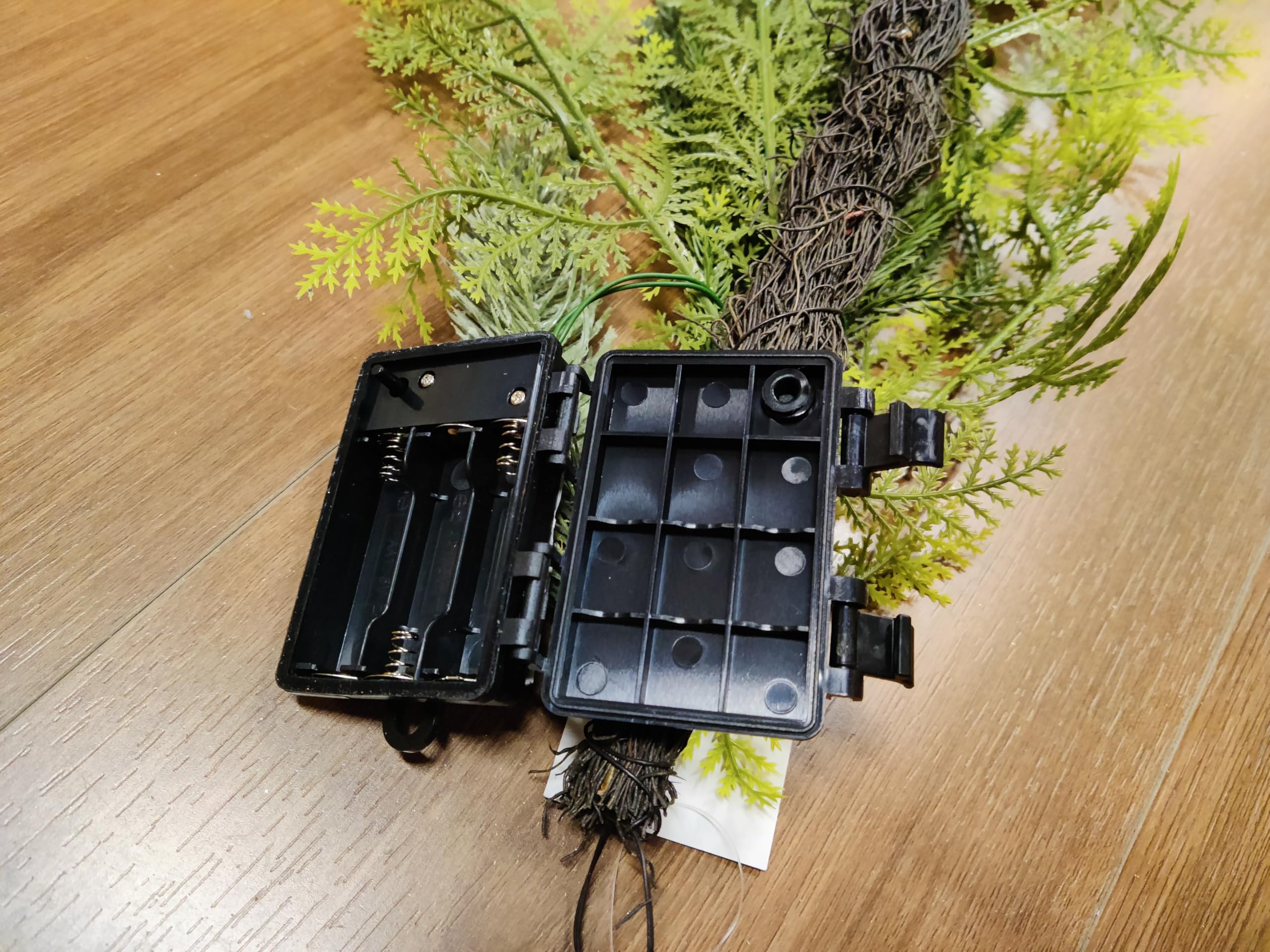 Decorbyhannah - Guirnalda de Navidad con luces, guirnalda de pino Norfolk iluminada de 6 pies, funciona con pilas, guirnalda de vegetación artificial para mantel, decoración del hogar interior y
