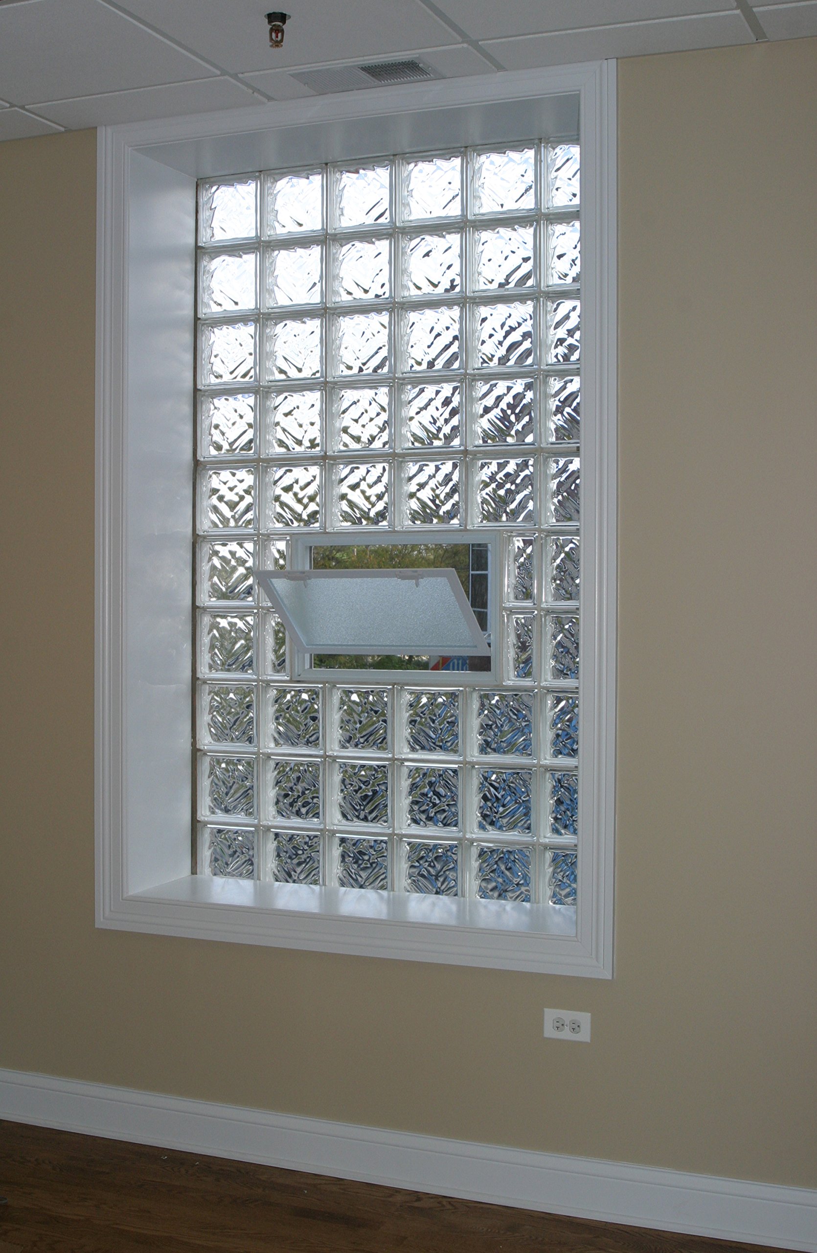 Finestra di ventilazione per l'inserimento in una parete di vetro, mattoni o blocchi di cemento | Dimensioni cm 57,9x38,4x8 | Sostituisce 6 blocchi di vetro 19x19x8 cm | Unità vendita 1 finestra