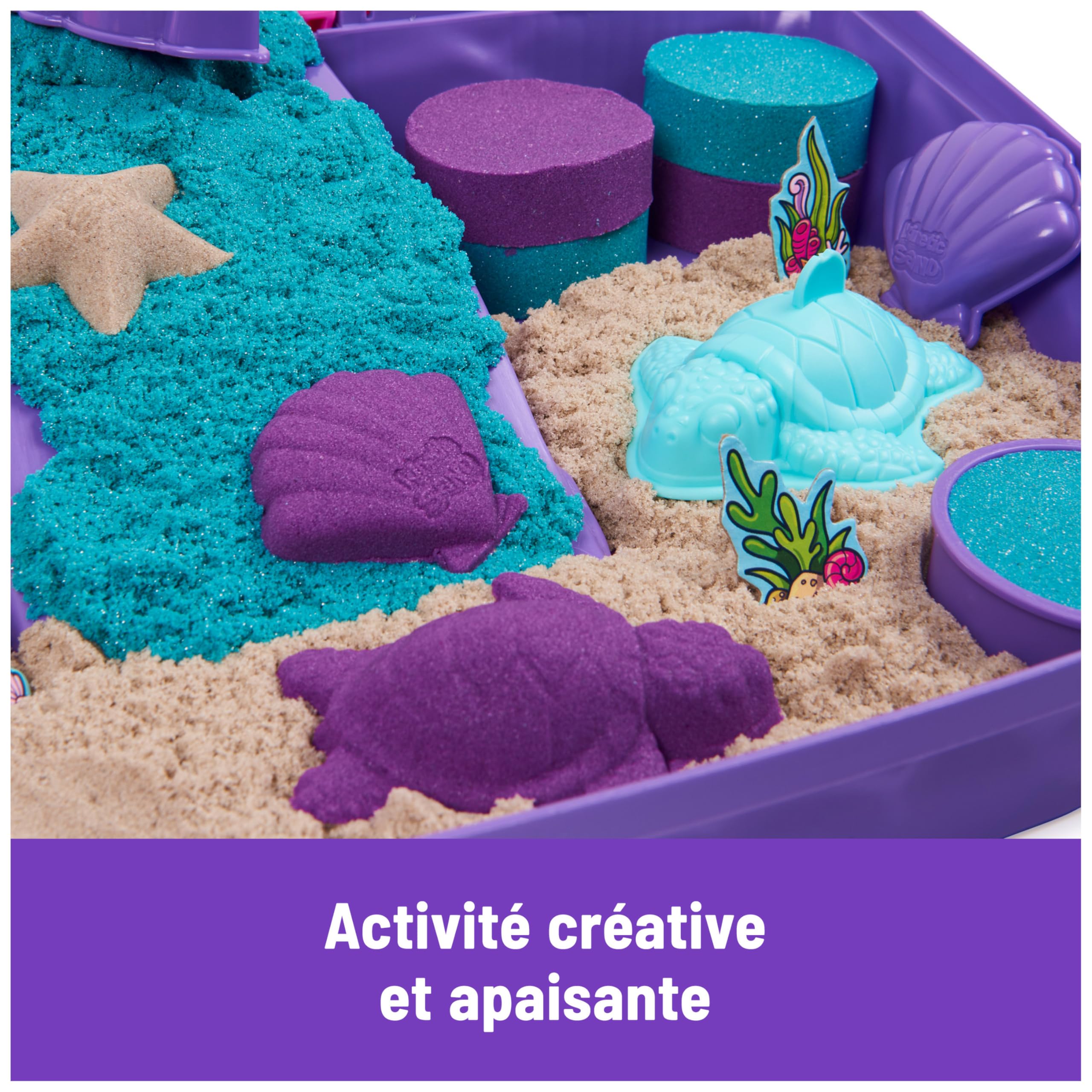 Kinetic Sand Sable Magique - Mallette Palais de Sirène 934 G + 8 Accessoires - Emportez Votre Sable Coloré Partout & Sculptez Vos Créations - Loisir Créatif Enfant - Jouet Enfant 3 Ans Et +