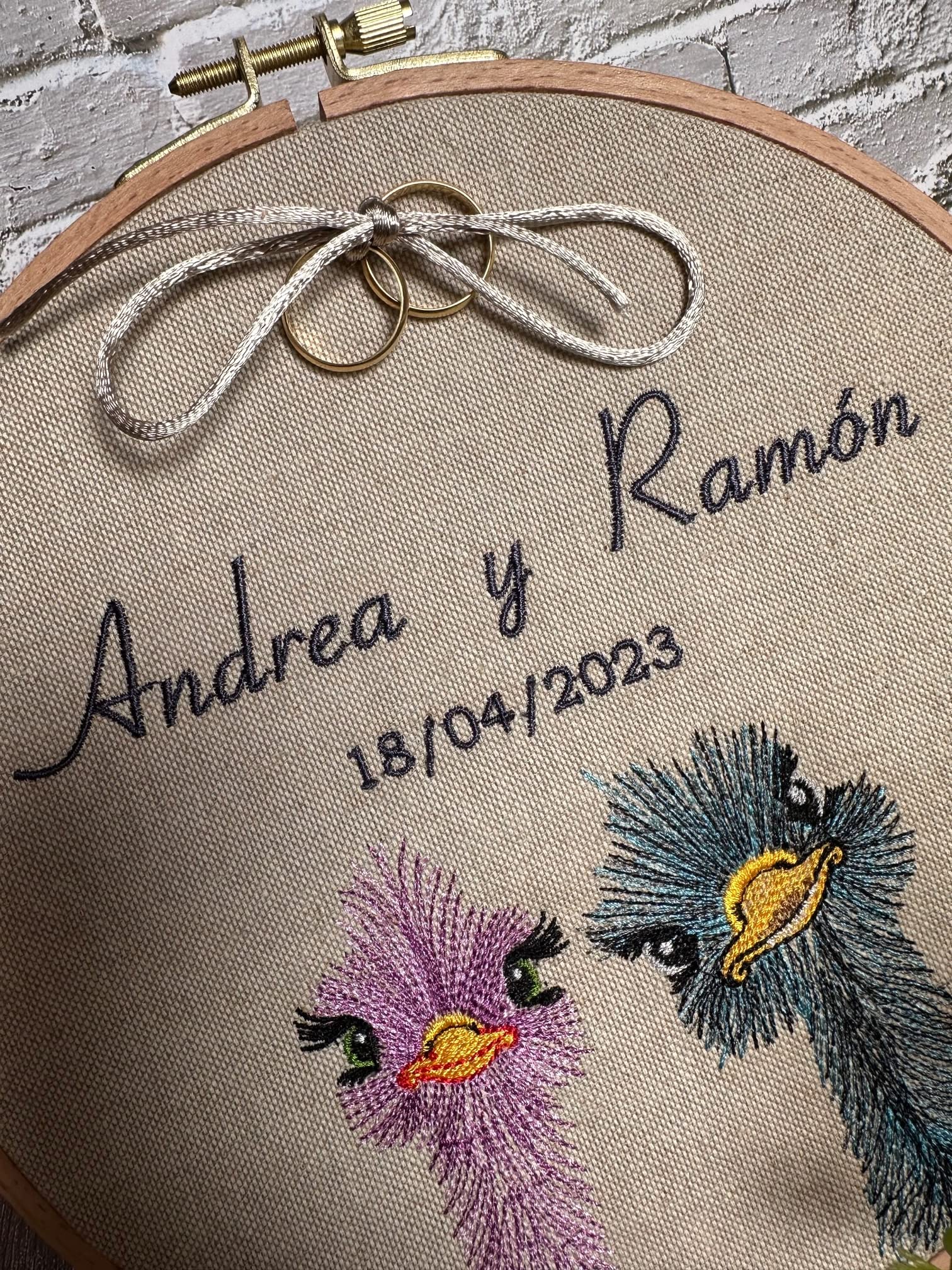 Bastidor porta alianzas de 22 cm., bordado personalizado con nombres y fecha. Con cordel para anudar los anillos. VPM Original. Fabricación española.