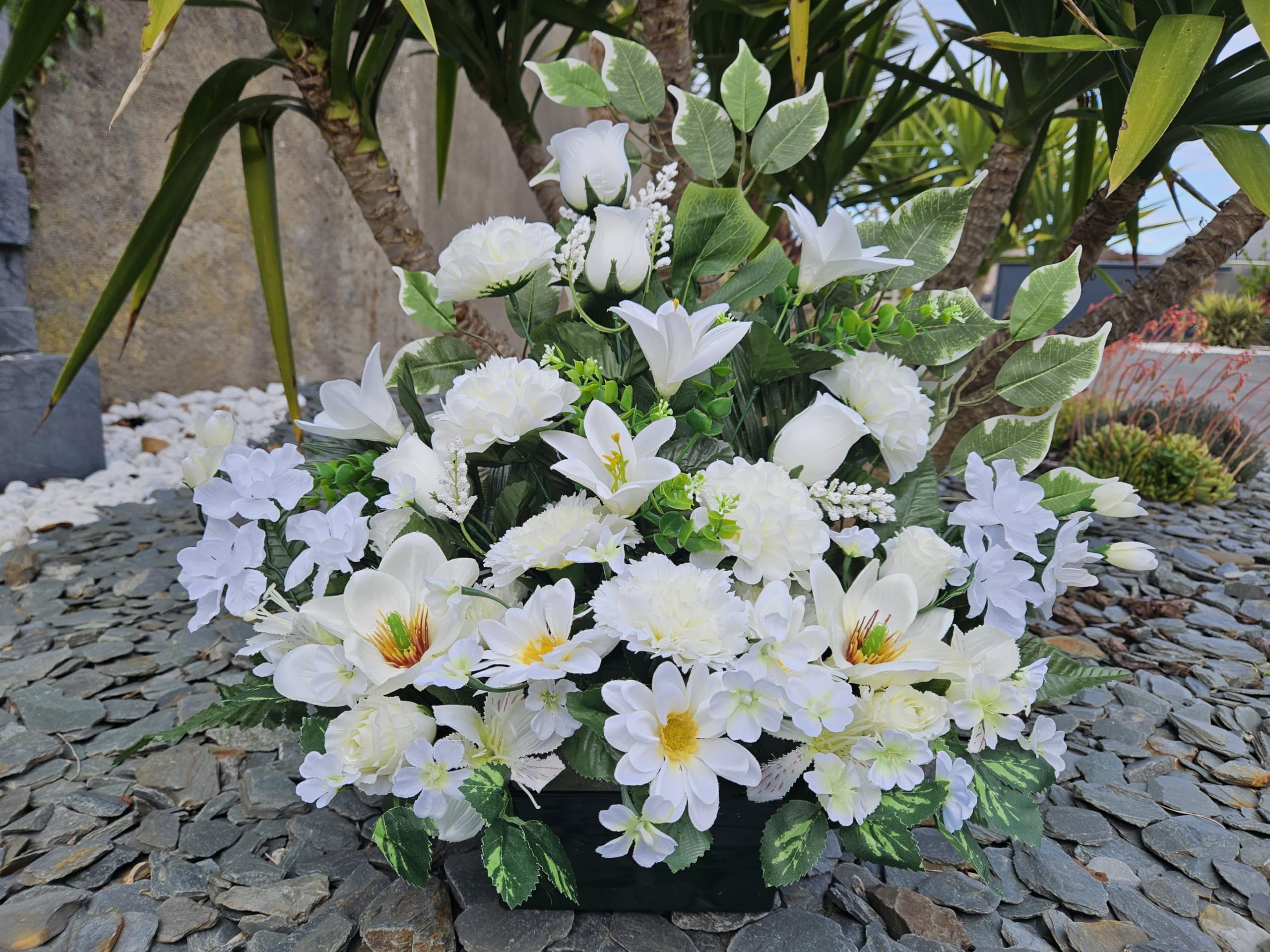 Composition Artificielles, Lesté Ciment pour Une Parfaite Tenue à L' extérieur. Réalisé par Nos Soins, Fleurs de Qualité.