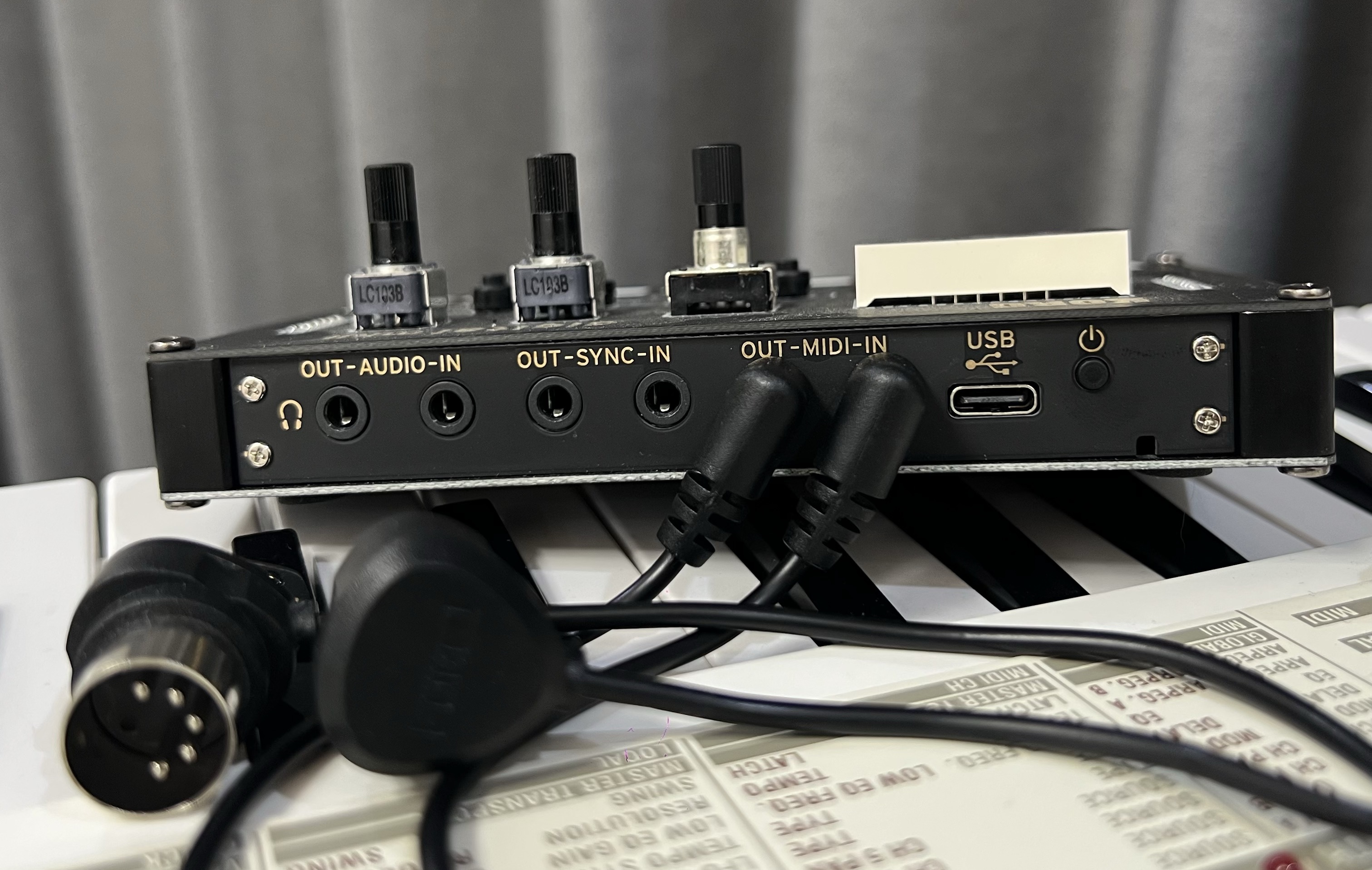 Image of FORE TRS 3.5mm MIDI Cable 4-Pack 2-FT / 60CM Type-A TRS 3.5mm to MIDI 5 Pin Din Cable with Ultra-Small Plugs for Tight Space 4-Pack 2-FT / 60CM