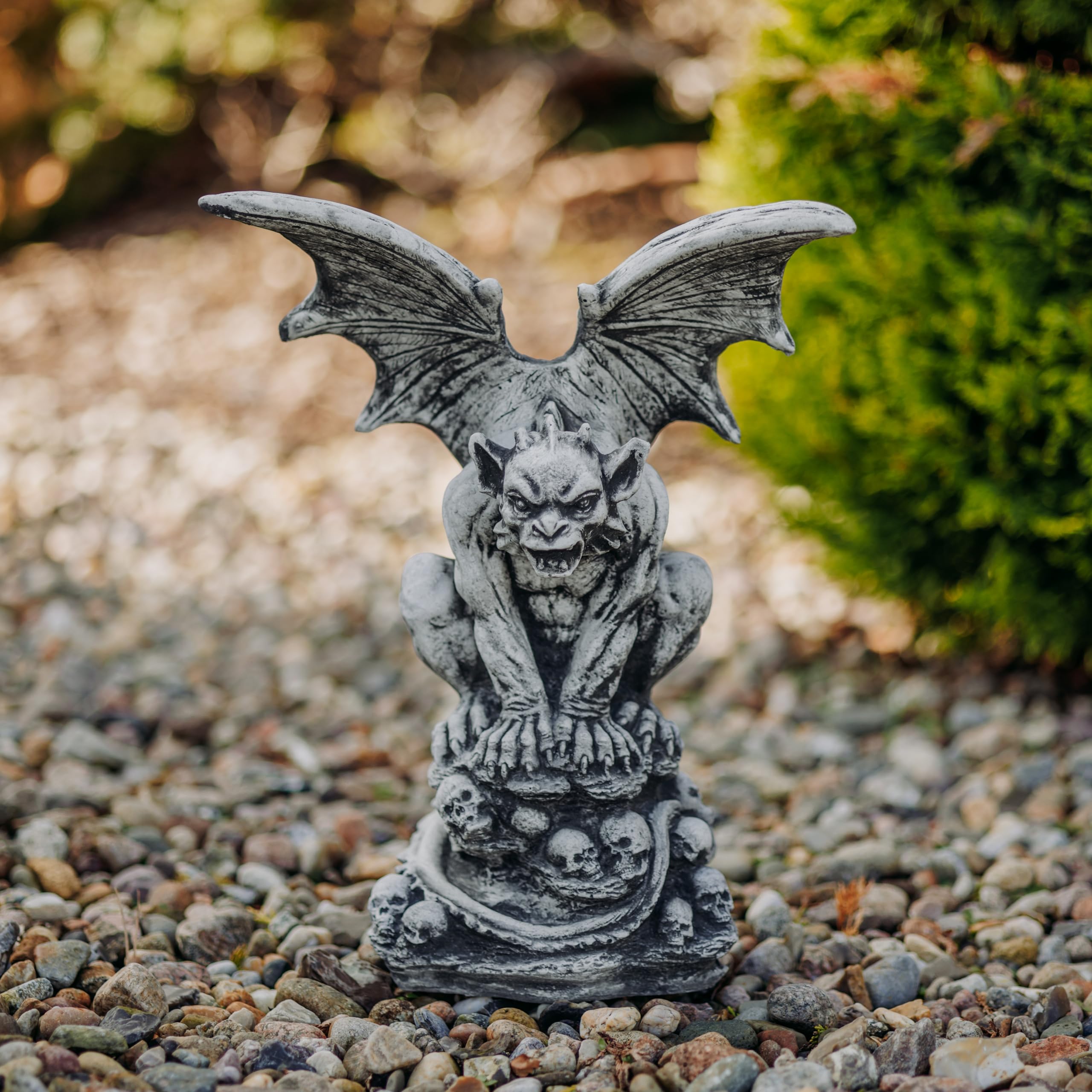 gartendekoparadies.de Gargoyle Gartenfigur mit Flügeln auf Totenschädeln, 40 cm Höhe, 8 kg, Grau, Steinguss, frostsicher für Außenbereich