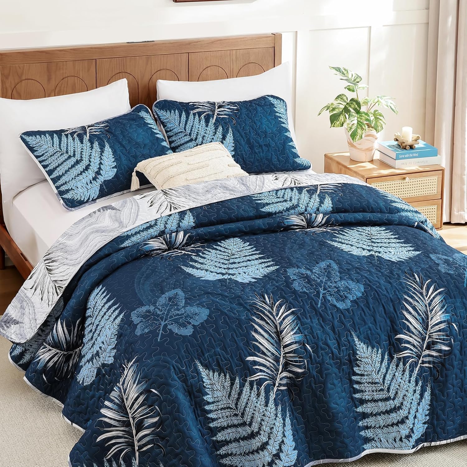 Dinjoy Navy Quilt Set King Size, Reversible Floral Quilt Bedspread with Leaf Pattern Blue White Botanical Microfiber Quilt Set 3 Pieces, Summer Quilted Bedding Set for All Seasons (110''x90'')