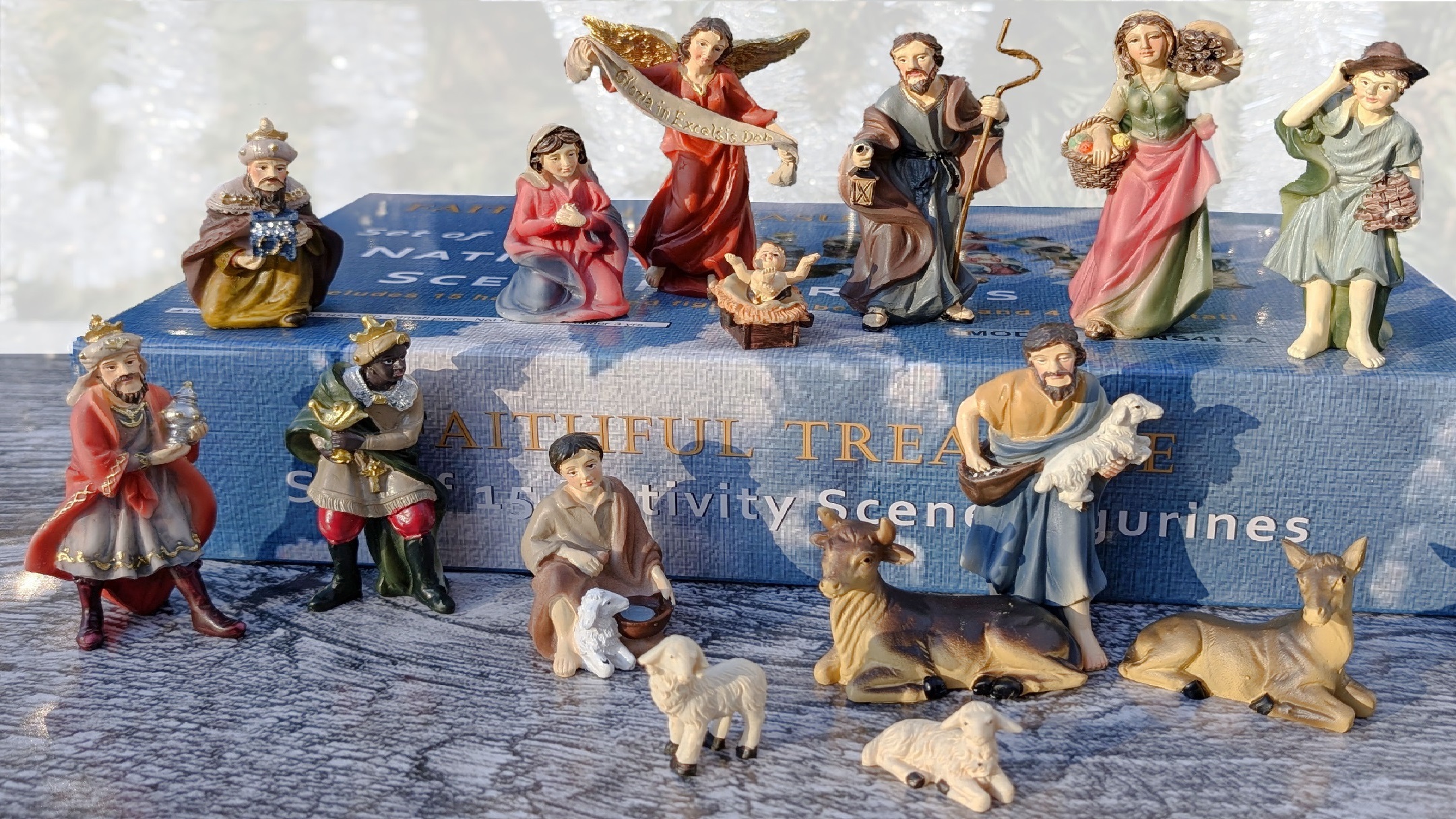 キリスト降誕　NATNITY SET COLLECTABLES Amazon.com: LED Lighted ICY Crystal Holy Family Christmas