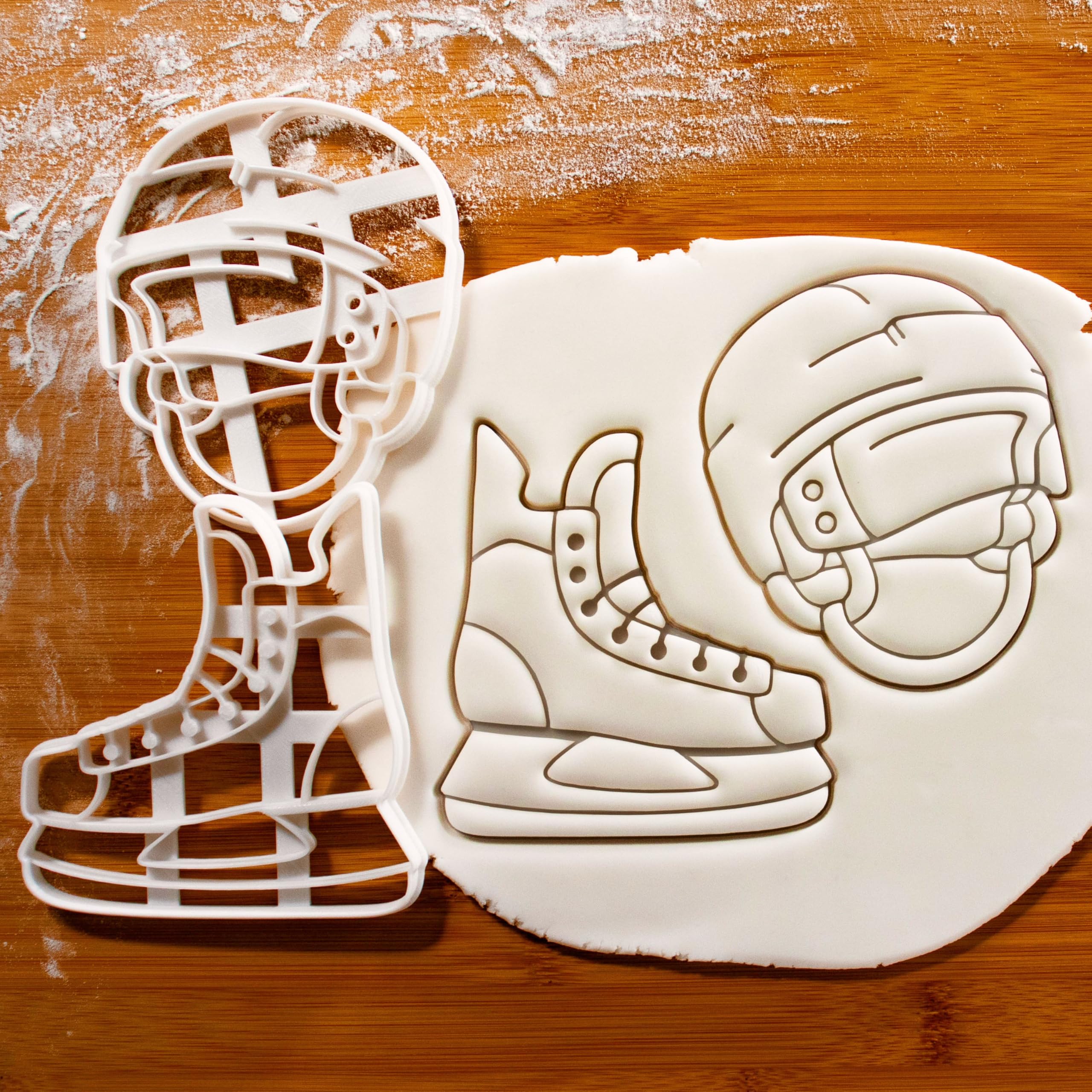 BAKERLOGY Sat von 2 Eishockey Ausstechformen (Formen: Schlittschuh, Helm) - Detailliertes Keksausstecher-Design zum Backen und Basteln, ideal für Fondant, Teig, Ton