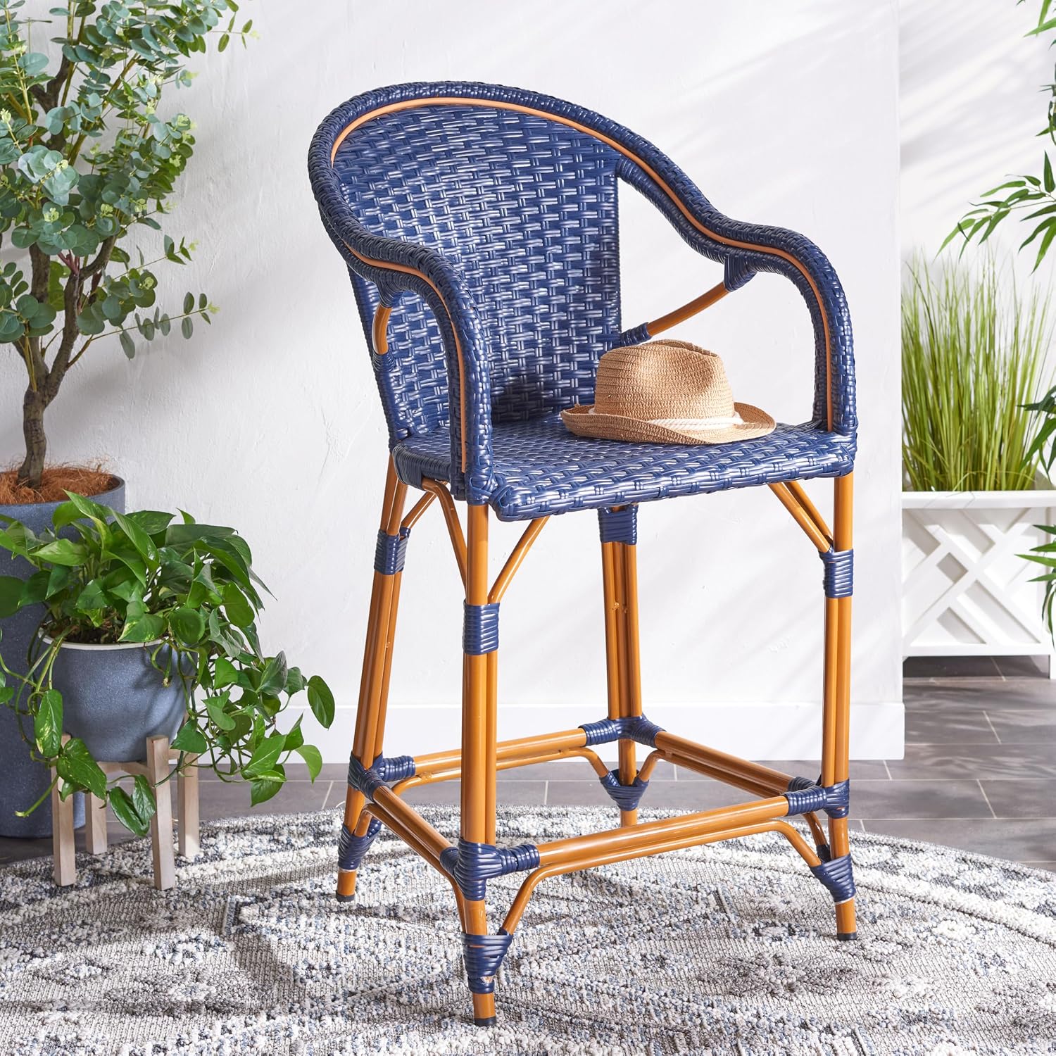 SAFAVIEH Outdoor Collection California Bistro Navy 26-inch Seat Height Counter Stool with Arms (Fully Assembled)