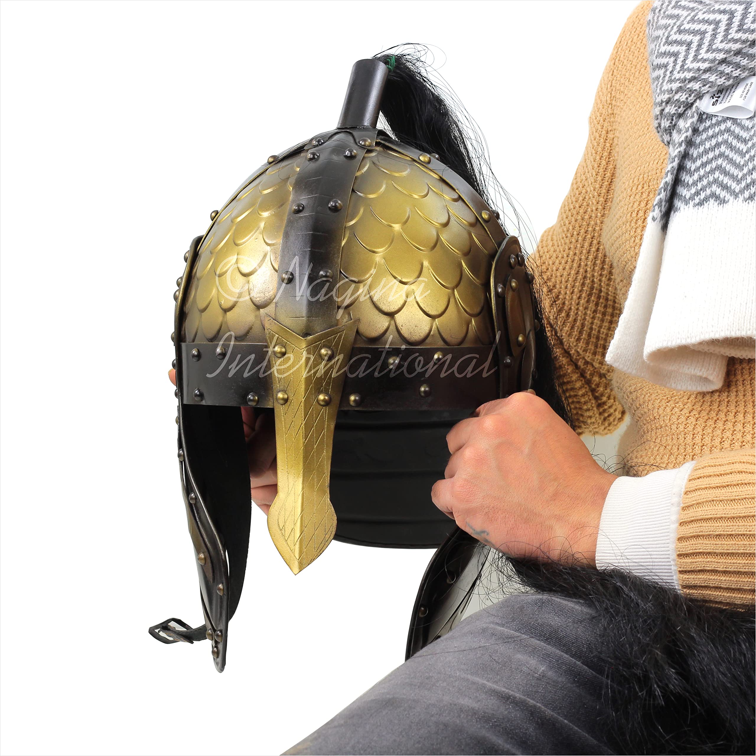 Casco nasal medieval | Superficie en relieve con aletas con acabado negro antiguo y bronce y correas de barbilla. Pelo negro y base de soporte de madera