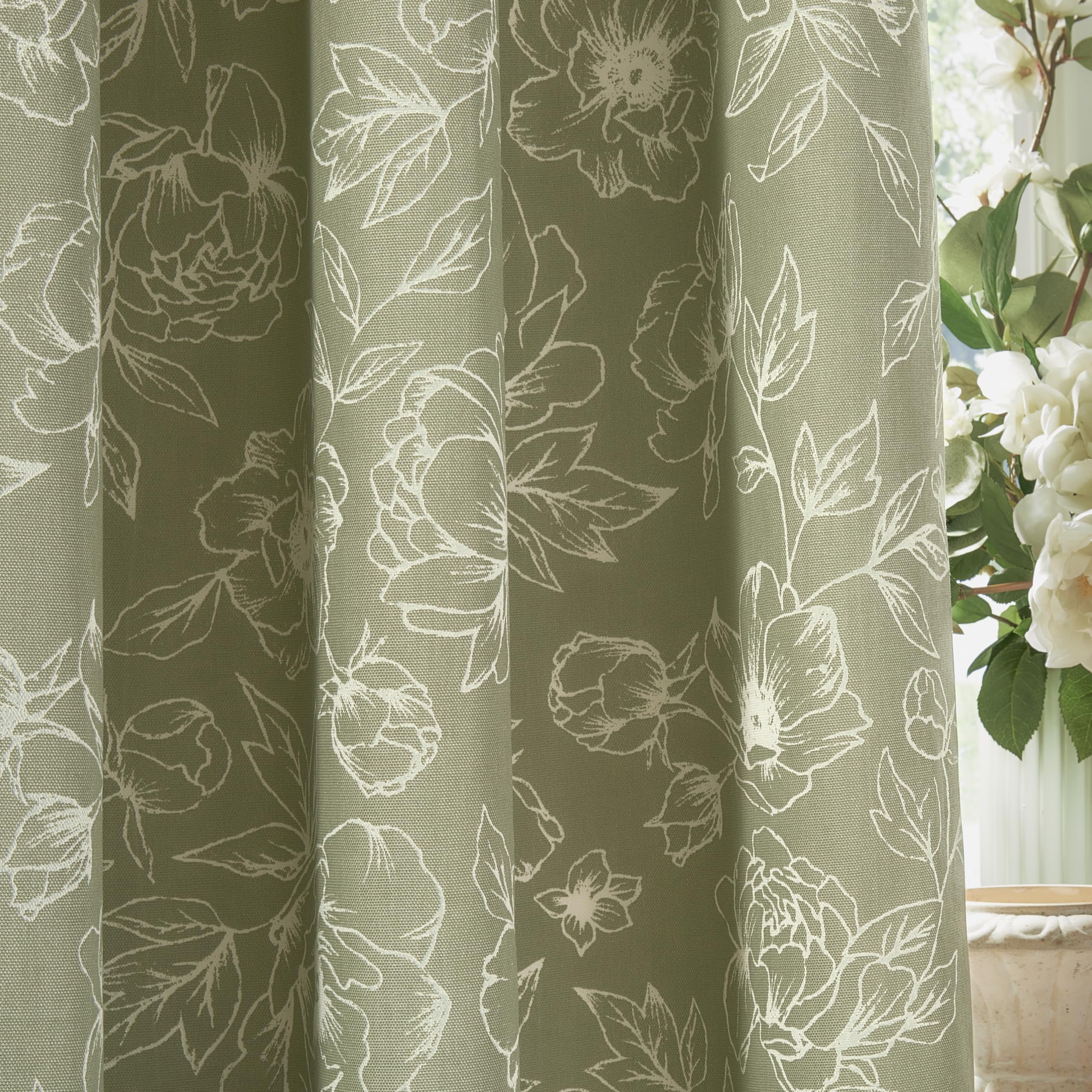 furn. Wylder Bella Bleistiftfaltenvorhang Paar – 100% Baumwolle, natürliches botanisches Blumenmuster, gefütterte Vorhänge (Salbeigrün – 229x183cm)
