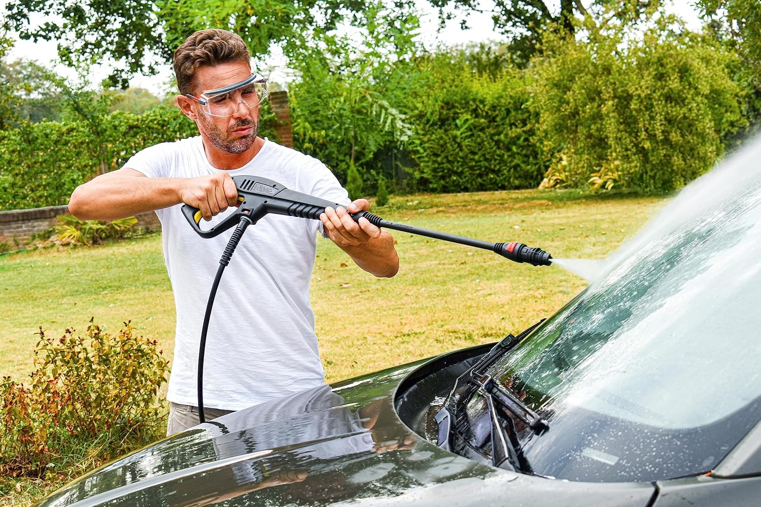 Man cleaning a car with the LAVOR pressure washer