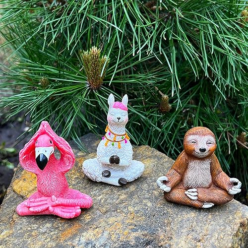 Miniatura 7 de Mood Lab Juego de figuras de yoga en miniatura  Divertido kit de 3 piezas  Flamenco, Lama y Perezoso en pose de meditación  Decoración de jardín de