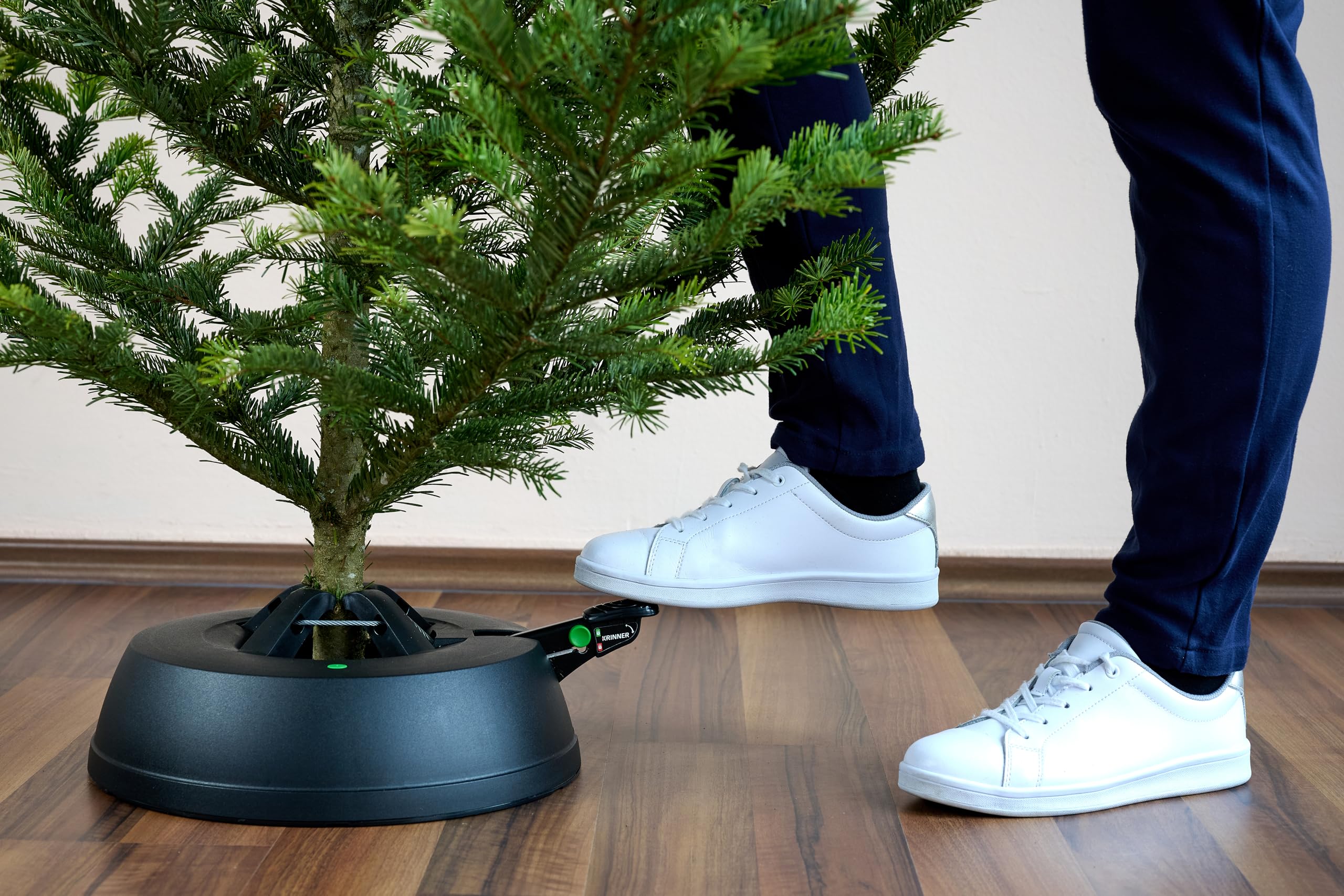 KRINNER® Recycling Weihnachtsbaum Christbaumständer Green Line S Schwarz 34cm inkl. Fußpedal- und Einseiltechnik für Baumhöhe bis 2,2m & 3l Wassertank Made IN Germany 94119