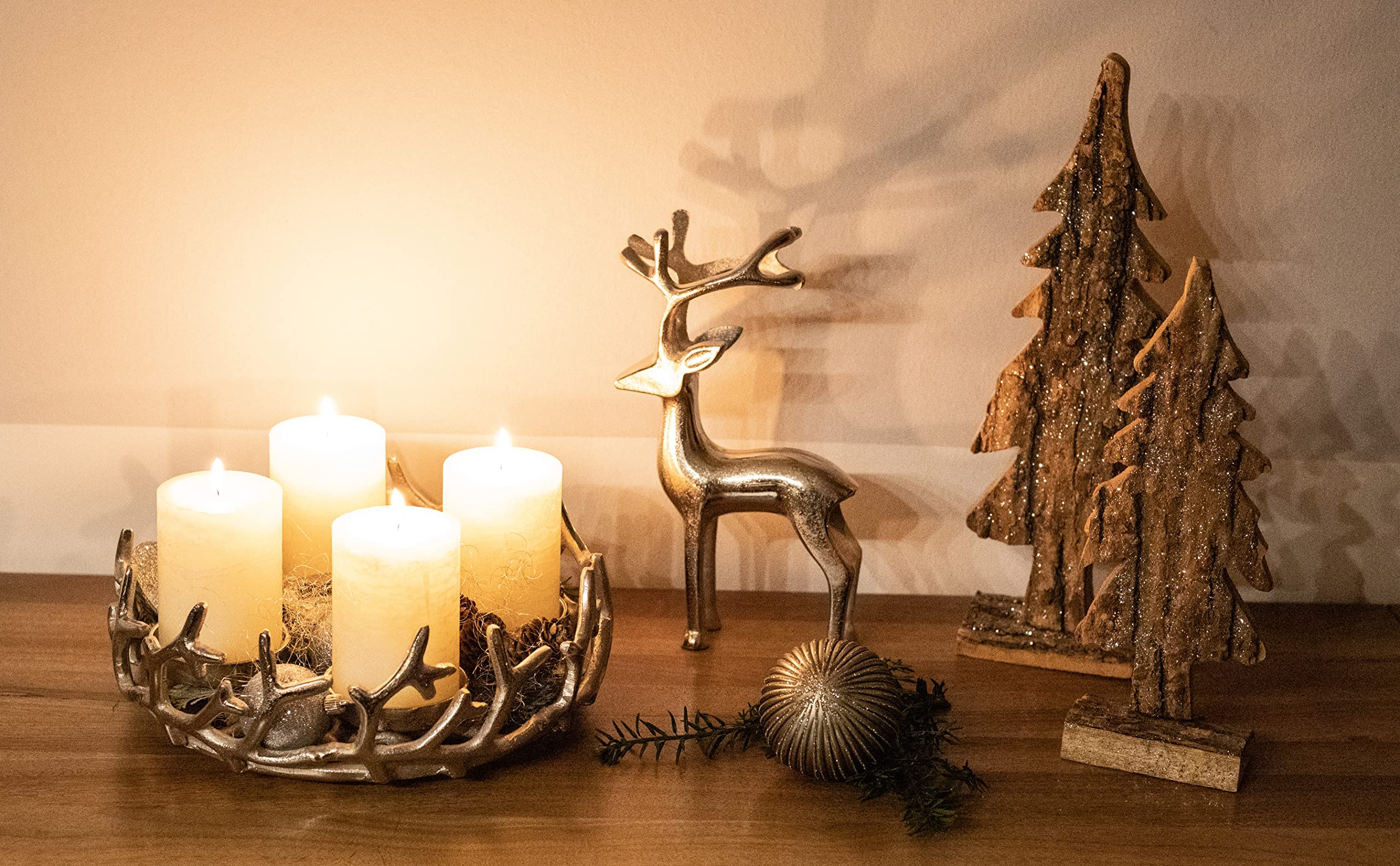 Brandsseller Adventskranz Silber Ø 28 cm – Stilvoller Kerzenhalter für 4 Kerzen - Moderner Weihnachtskranz aus Aluminium mit stilisierten Ästen, Elegante Tischdeko