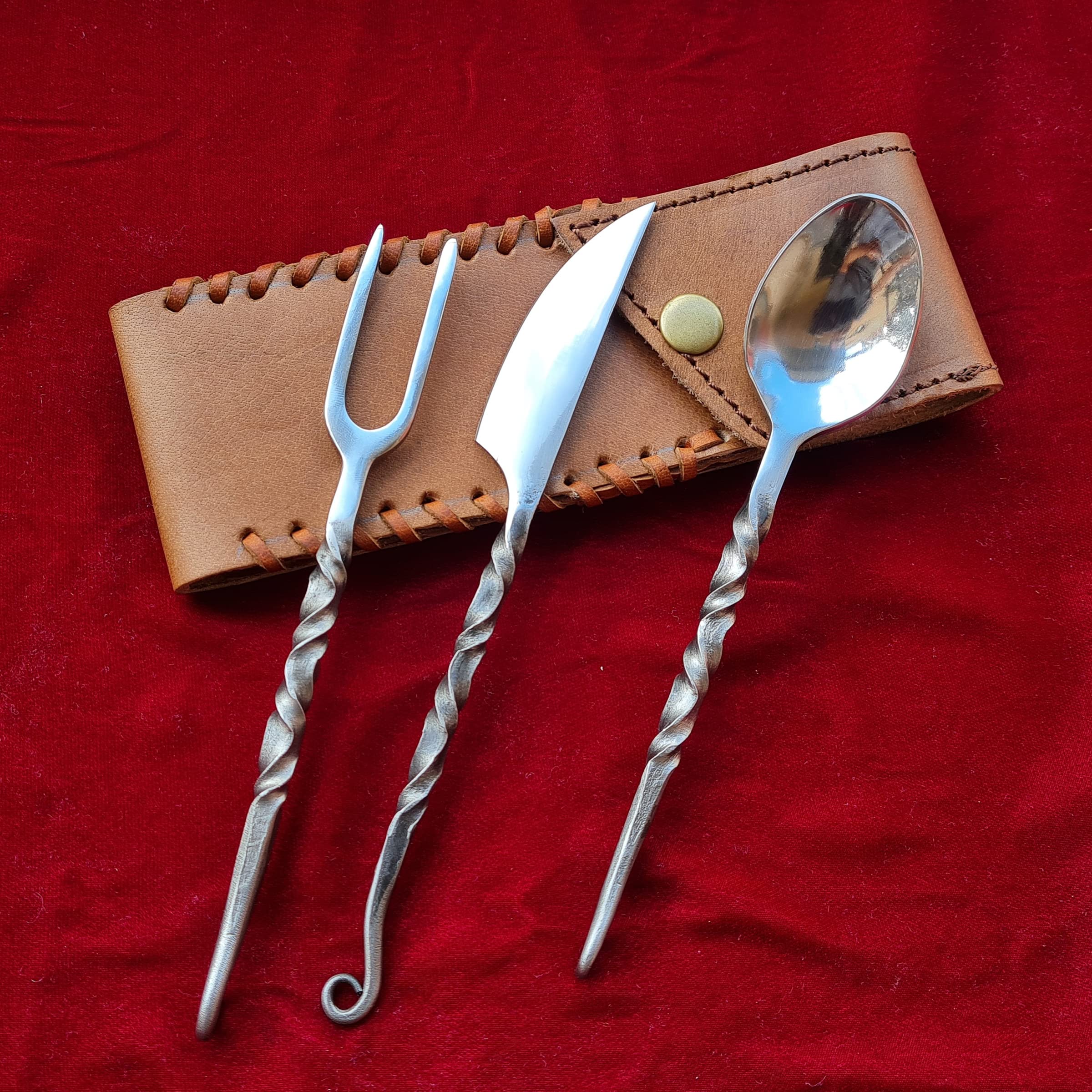 Set di posate forgiate a mano in stile medievale | 3 pezzi (coltello, forchetta, cucchiaio) con custodia in pelle | set regalo per cucina, campeggio e barbecue | HFTC07x
