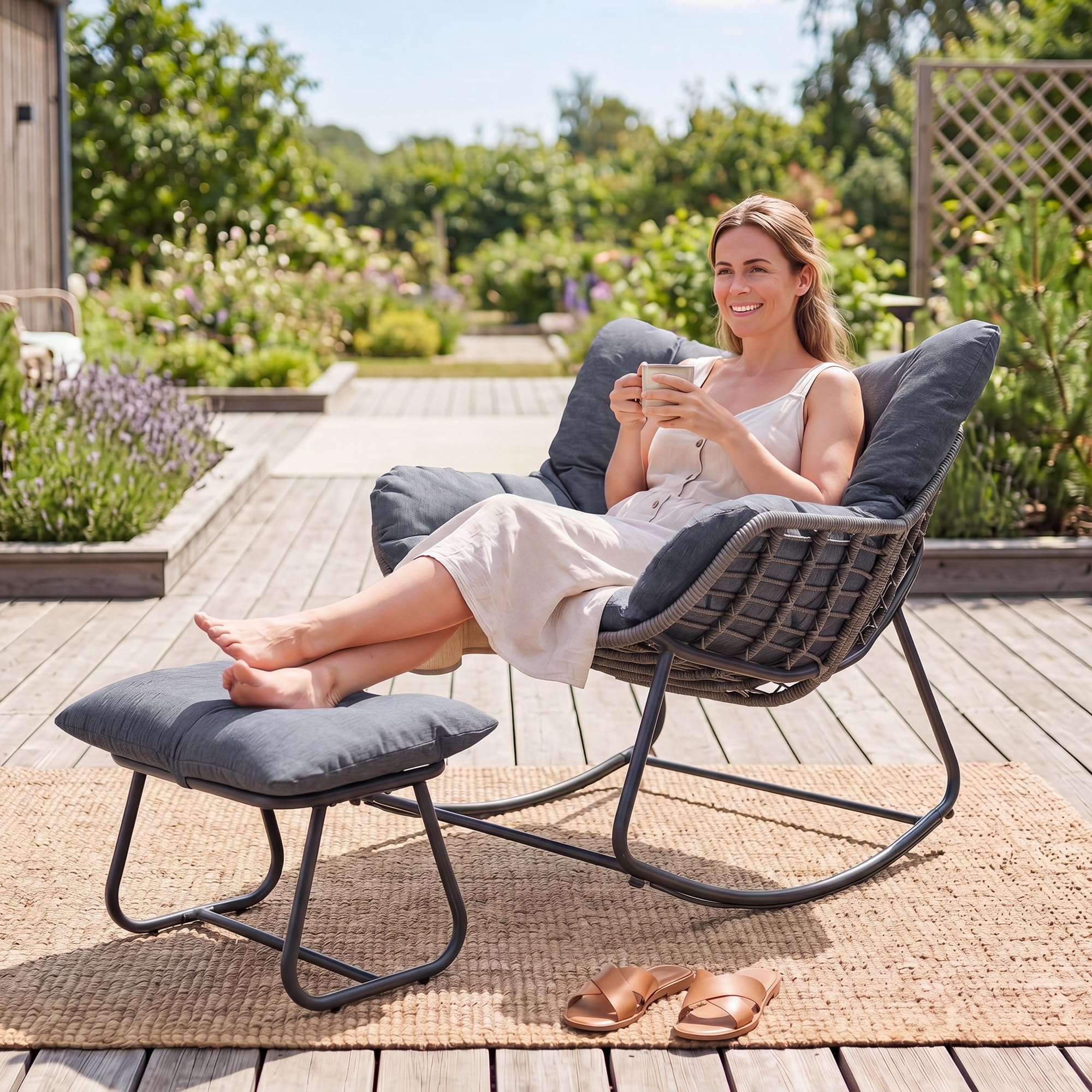 SOARS Fauteuil a Bascule en Rotin PE avec Repose-Pieds, Chaise a Bascule Surdimensionné avec Coussin Rembourré, Cadre en Métal, Charge 150KG, Rocking Chair en Forme d’Œuf Salon Jardin Balcon (Gris)