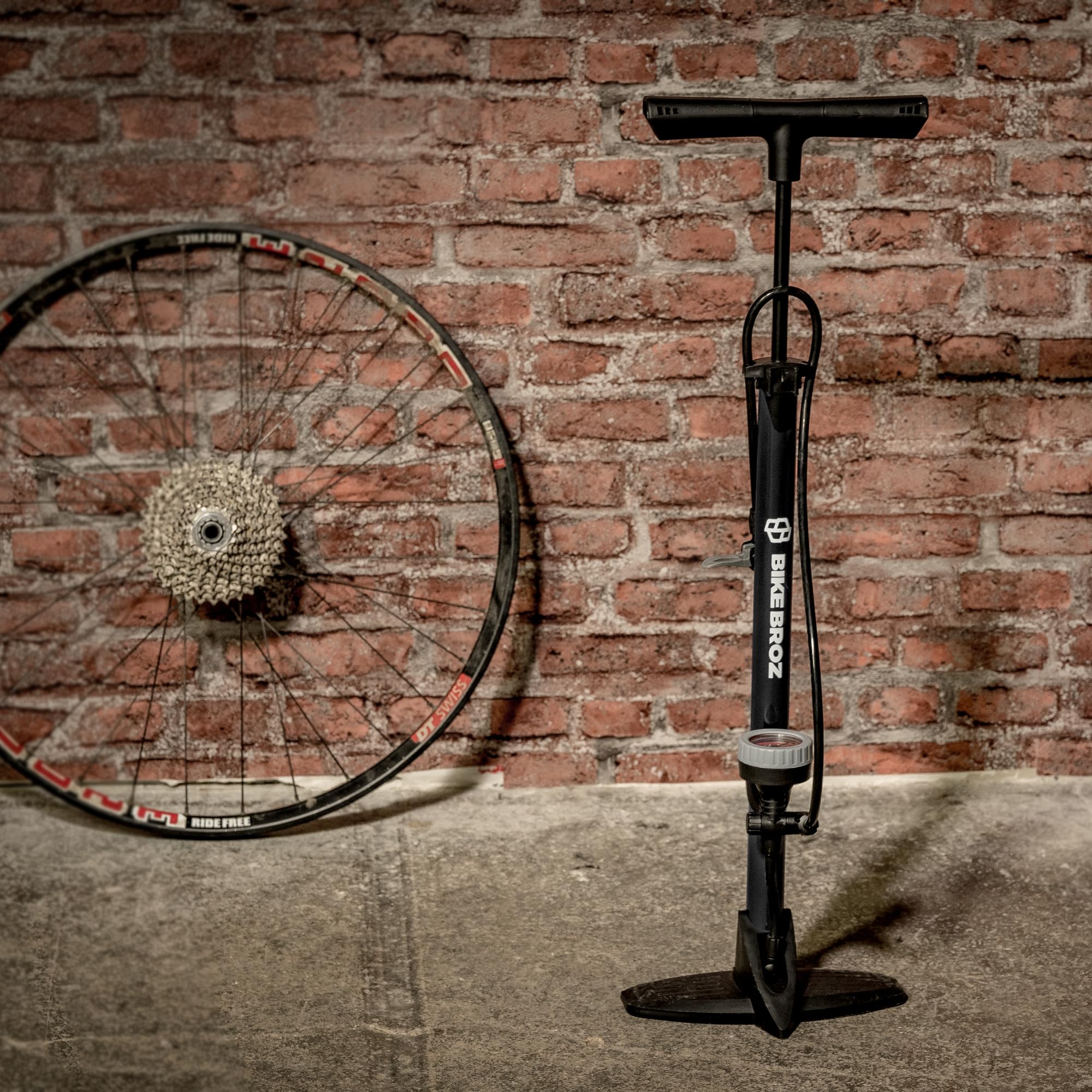 BikeBroz - Bomba de pie para Todas Las válvulas con Diferentes adaptadores, Bomba de Aire Adecuada como Bomba de Bicicleta y Bomba de Bola, Bomba de Aire de pie Percy Pump Accesorios para Bicicleta
