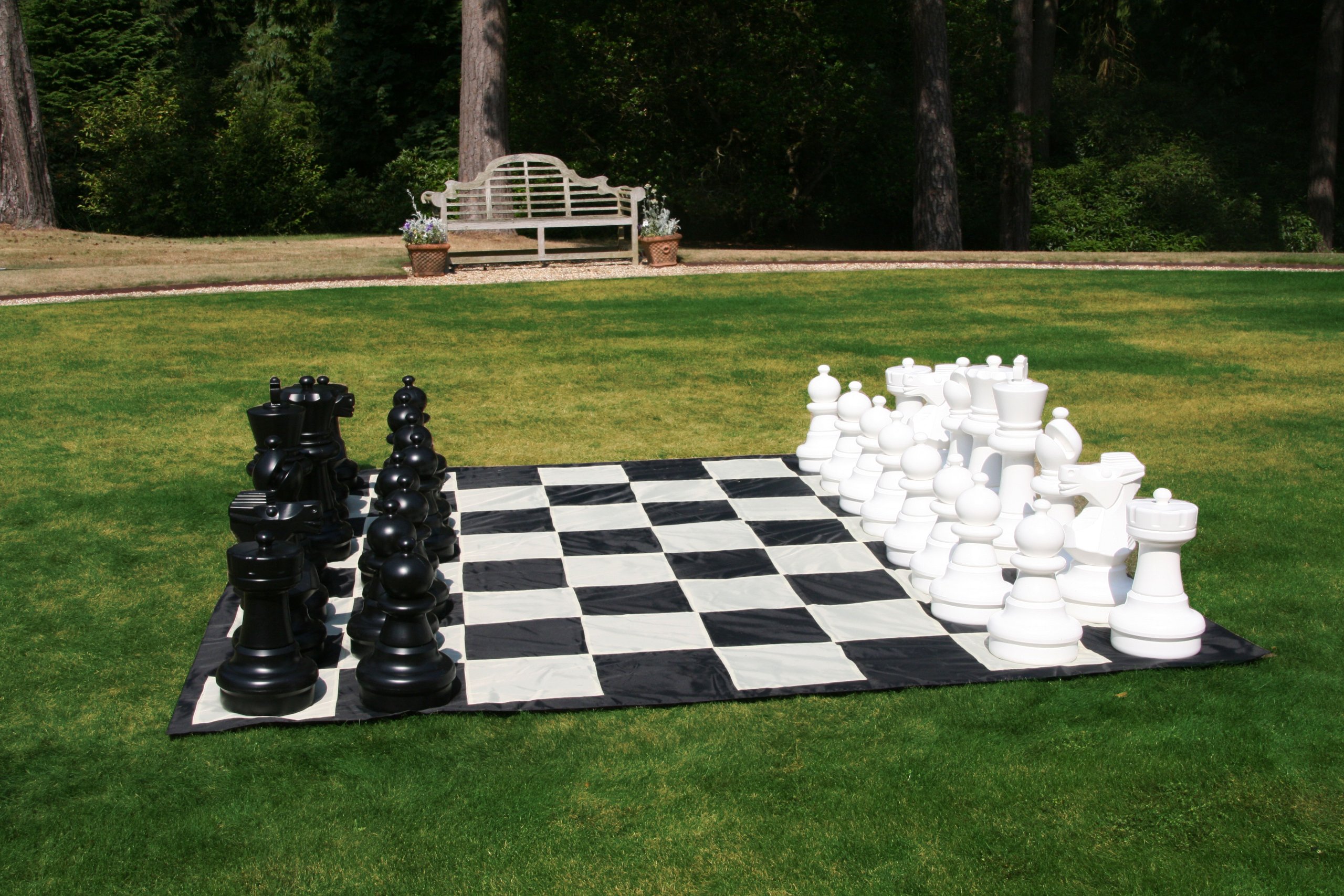 Uber Games Tappetino gigante in nylon per scacchi, versatile, resistente e veloce da montare, perfetto per giardini, feste, eventi e scacchi giganti, fori angolari per fissaggio all'aperto.