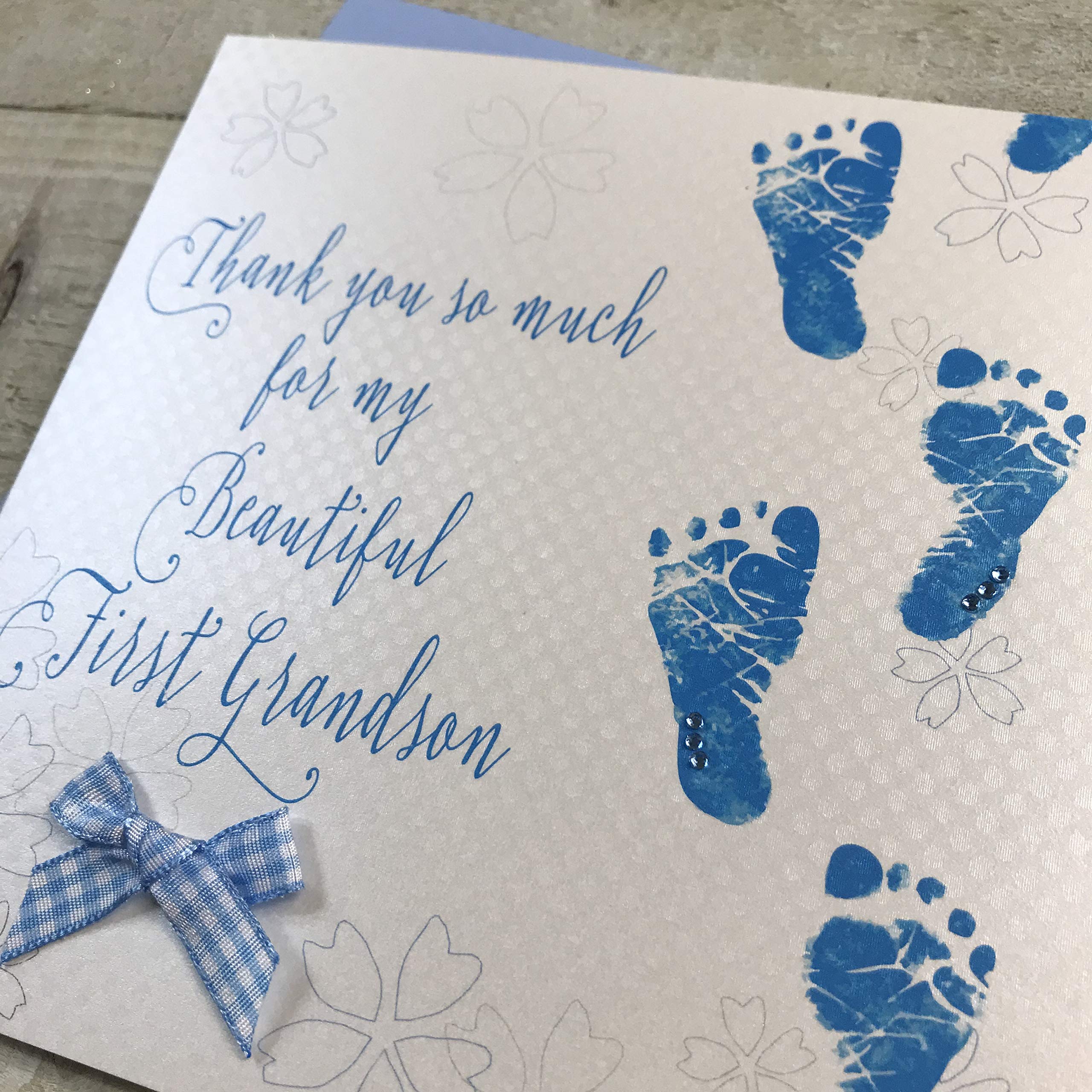 'Welcome to my 1st Grandson' ręcznie robiona karta dla niemowląt - niebieskie ślady stóp od WHITE BAWEŁNA CARDS WB300-MY