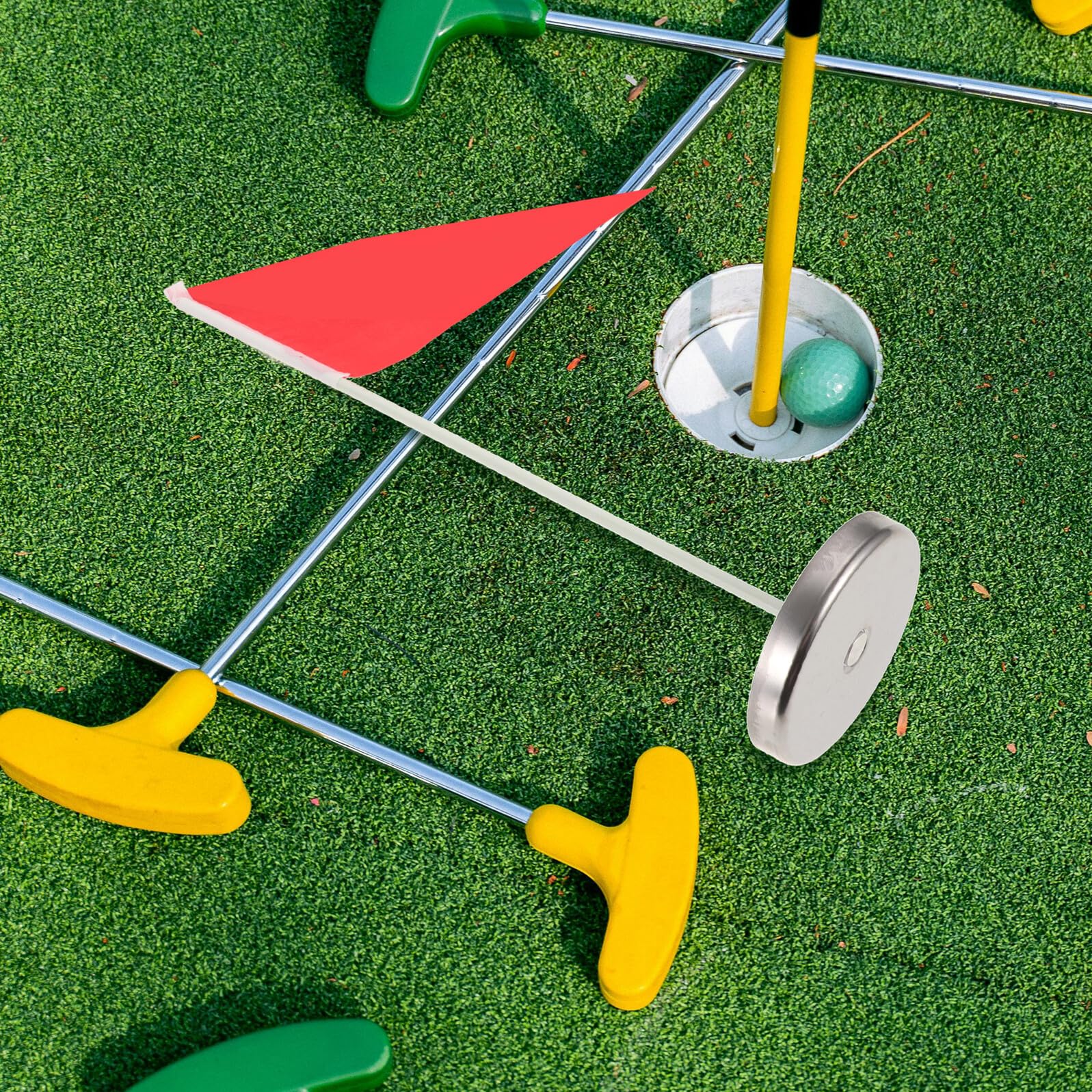 POPETPOP Lot de 2 Drapeaux de Golf Portables avec Coupelles Inox 10 CM Trous de Putting pour Entraînement Intérieur et Extérieur Accessoires de Golf Résistants aux Intempéries Cible