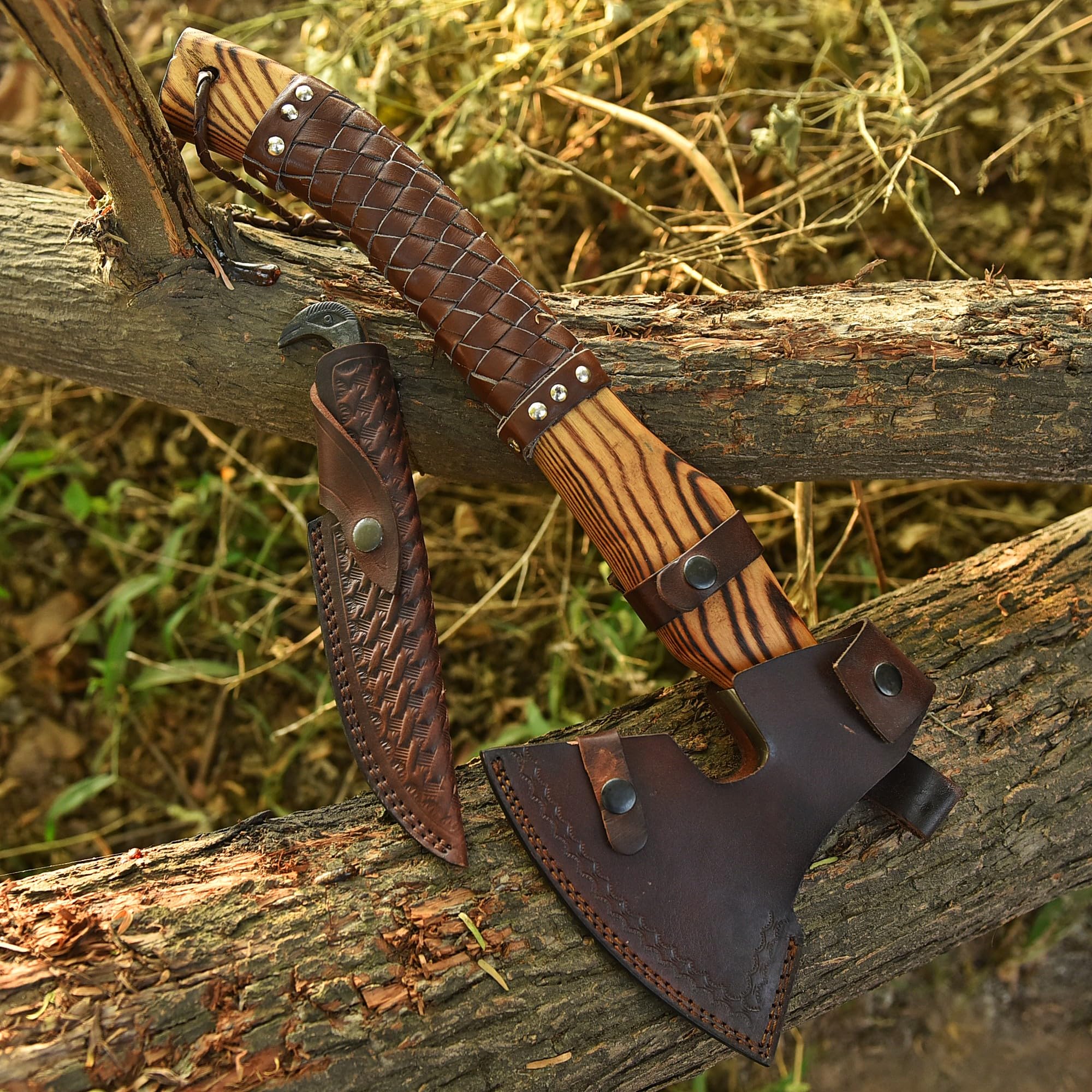Hacha vikinga - Hacha hecha a mano 2 en 1 y cuchillo de cabeza de gallo. Mango de 48 cm de madera de arce. Hoja afilada de acero al carbono 1095 con funda de cuero