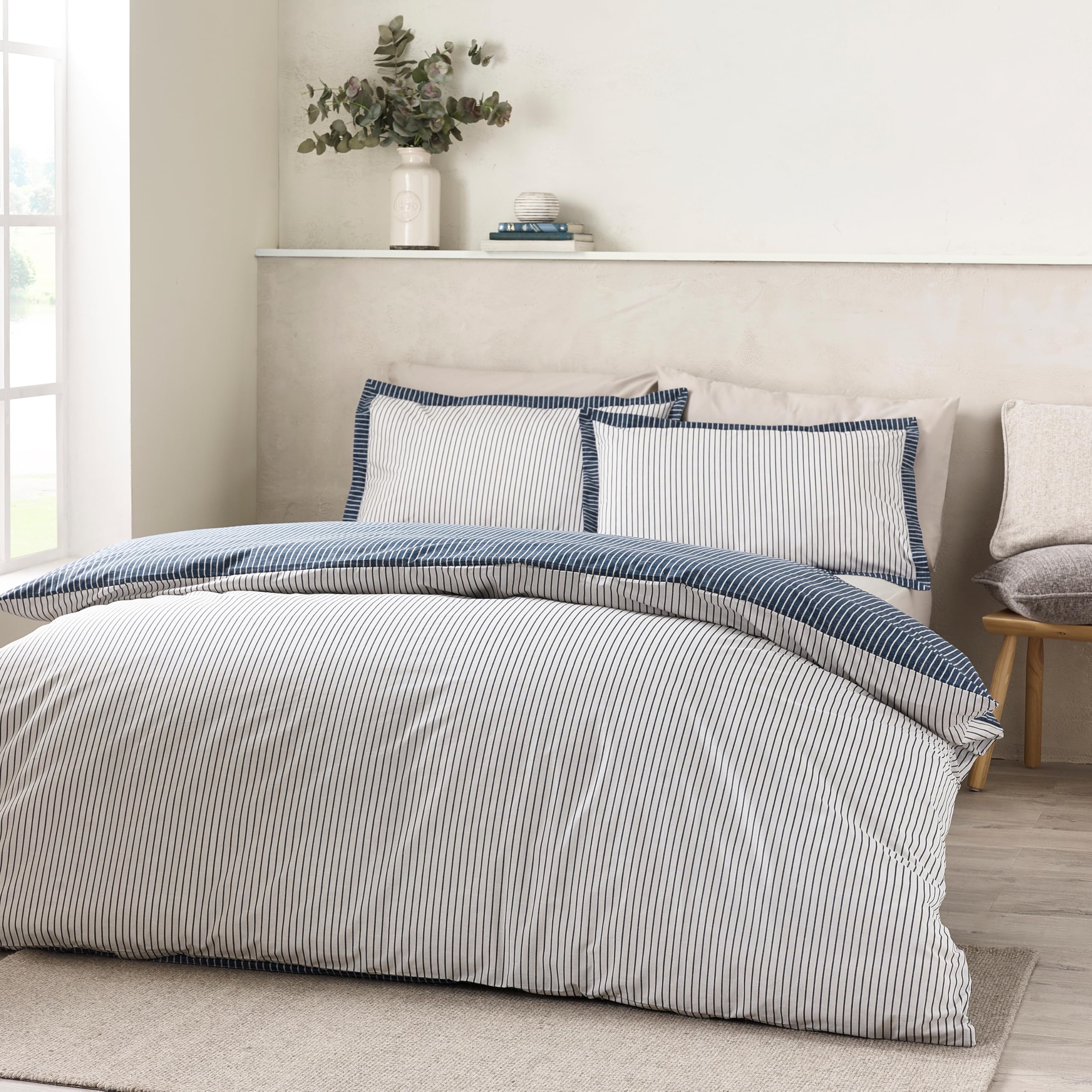 Catherine Lansfield Oxford Pinstripe Reversible King Duvet Cover Set with Pillowcases Navy Blue