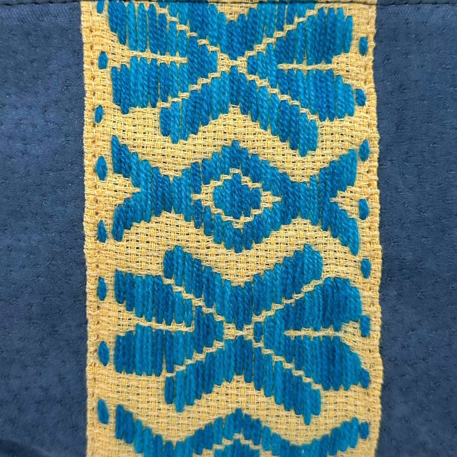 Makeup bag "Cecilia", made by Jühue Artesanal, artisan makeup bag made in Mexico, Blue makeup bag, Hand embroidery, Embroidered makeup bag, Mexican embroidery, Handmade, Bag for cosmetics.