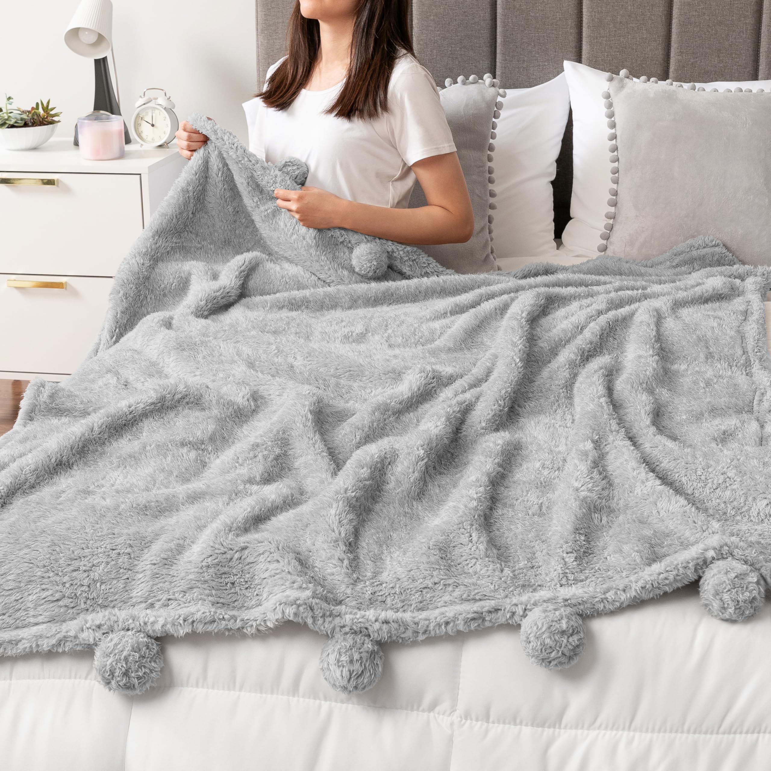 Amazon｜PAVILIA ポンポンスローブランケット、ソファ用、ポンポン付き